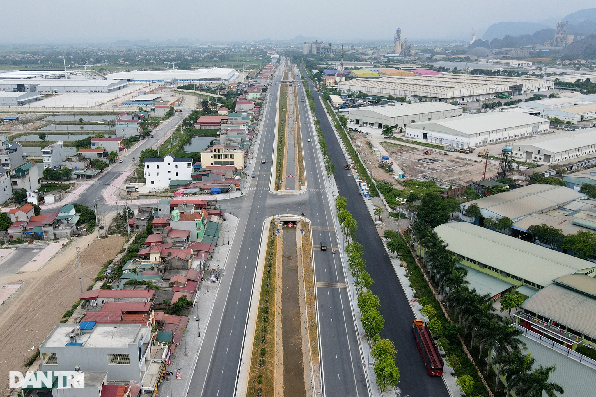 Diện mạo mới đoạn đường 1,5km tiêu tốn 165 tỷ đồng ở Ninh Bình - 11 Diện mạo mới đoạn đường 1,5km tiêu tốn 165 tỷ đồng ở Ninh Bình - 11