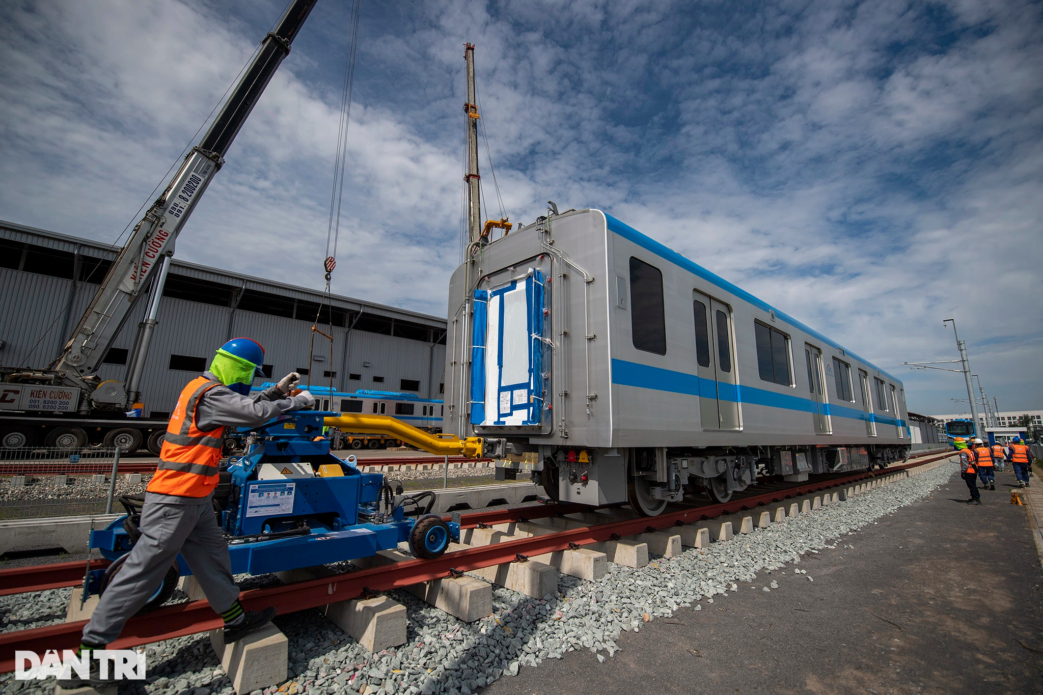 TPHCM: Cận cảnh lắp đặt đoàn tàu số 17 của metro số 1 tại depot Long Bình - 4