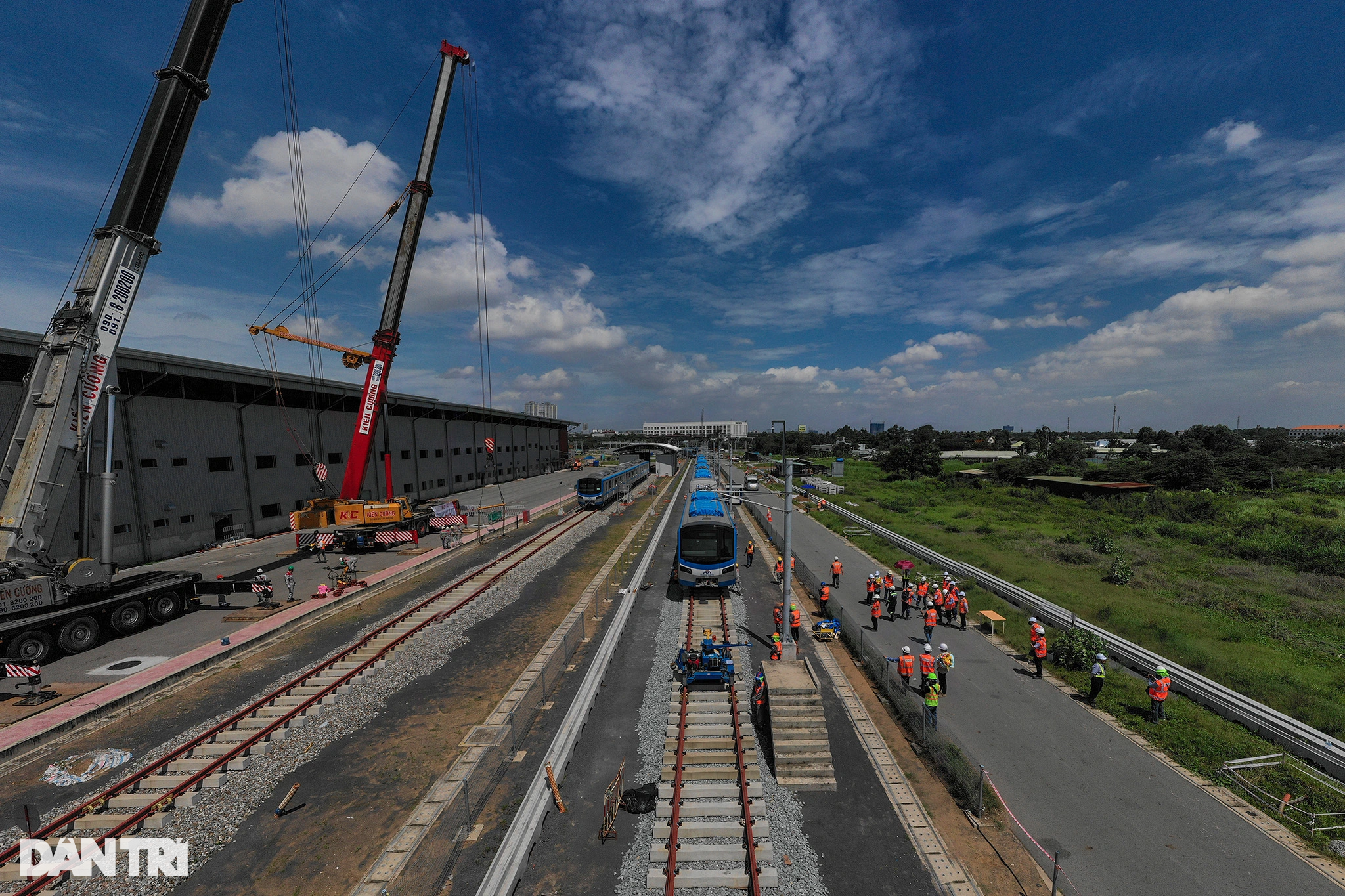 TPHCM: Cận cảnh lắp đặt đoàn tàu số 17 của metro số 1 tại depot Long Bình - 7