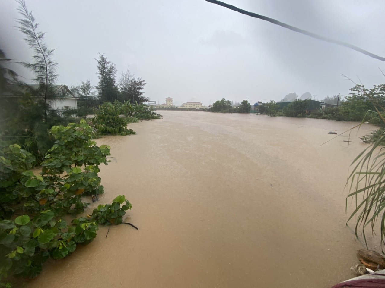 Mưa lớn kéo dài từ sáng đến trưa, nhiều tuyến đường ở Quảng Ninh ngập nặng - 1