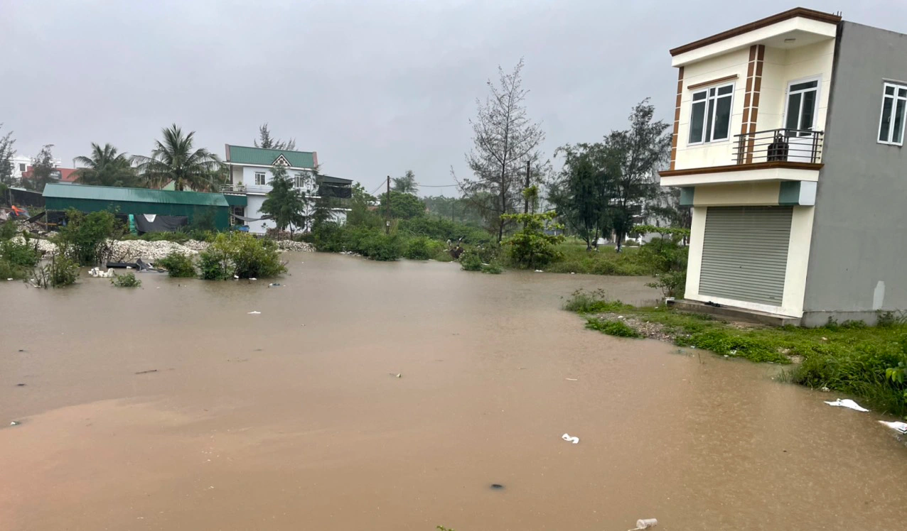 Mưa lớn kéo dài từ sáng đến trưa, nhiều tuyến đường ở Quảng Ninh ngập nặng - 2