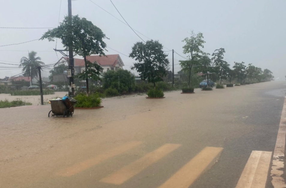 Mưa lớn kéo dài từ sáng đến trưa, nhiều tuyến đường ở Quảng Ninh ngập nặng - 3