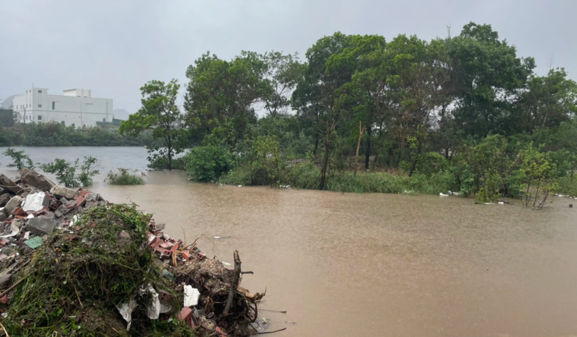 Mưa lớn kéo dài từ sáng đến trưa, nhiều tuyến đường ở Quảng Ninh ngập nặng - 4