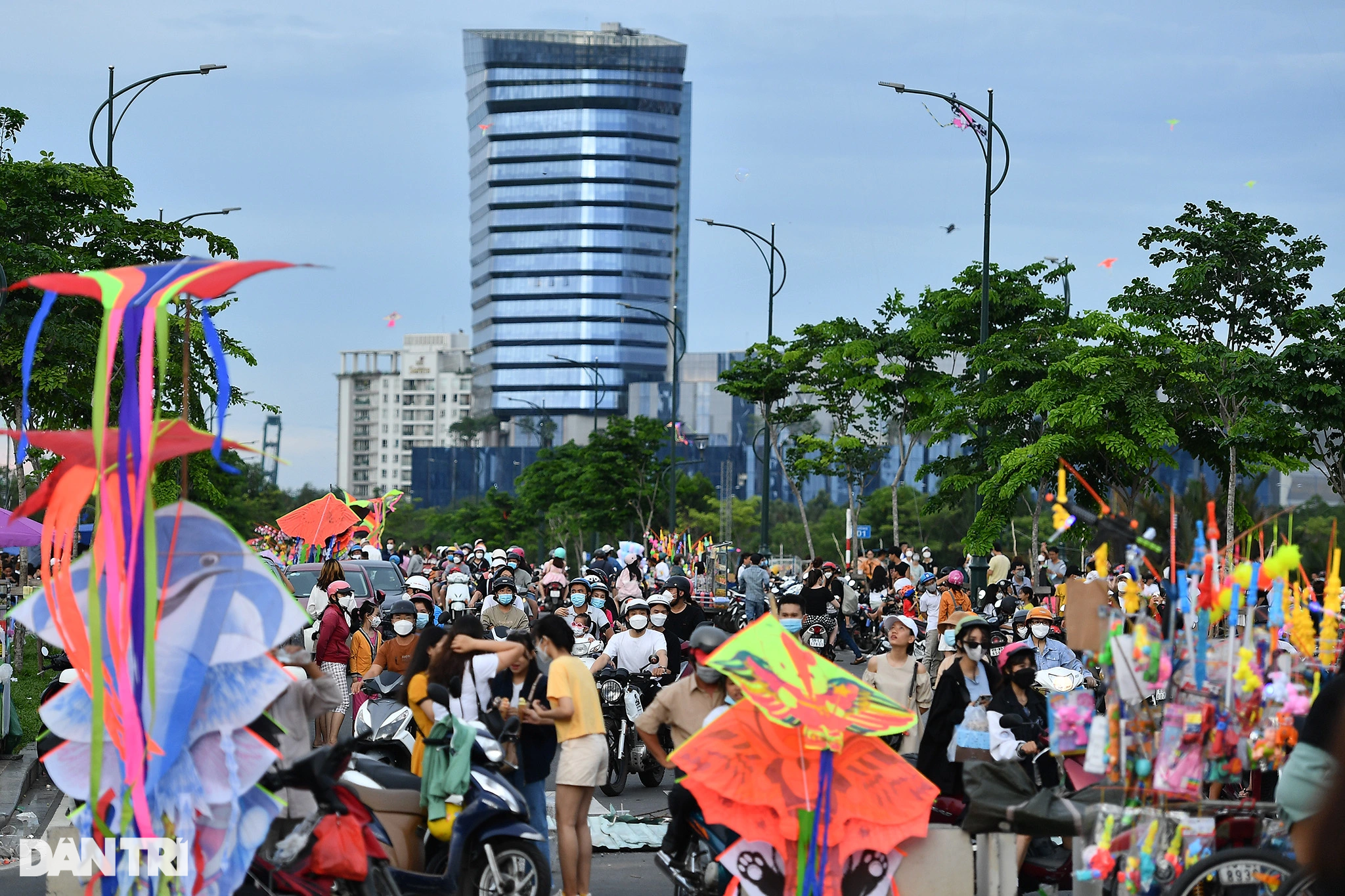 Biển người đến thả diều, ăn uống khiến khu Thủ Thiêm tràn ngập rác thải - 9