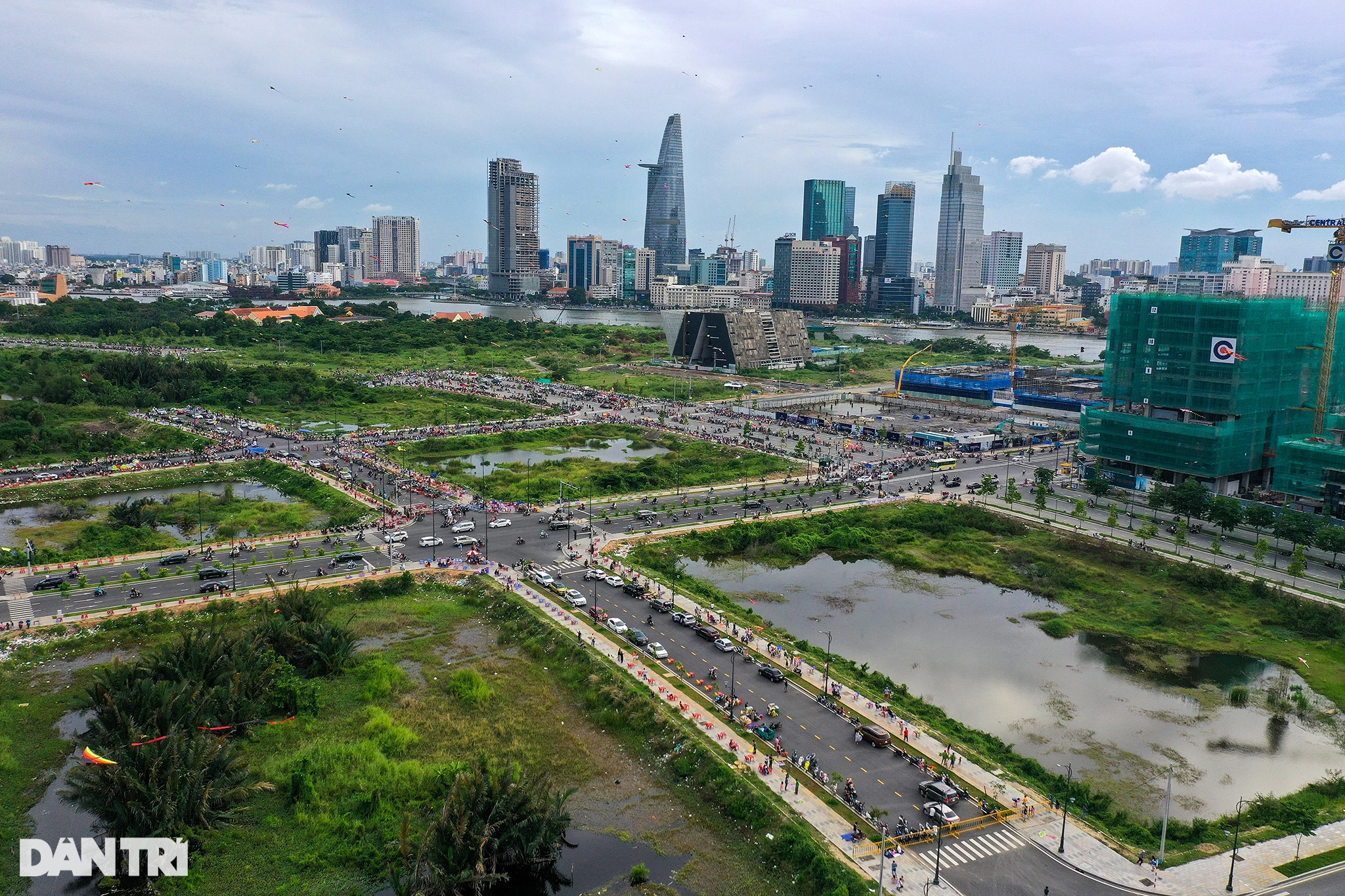 Biển người đến thả diều, ăn uống khiến khu Thủ Thiêm tràn ngập rác thải - 12