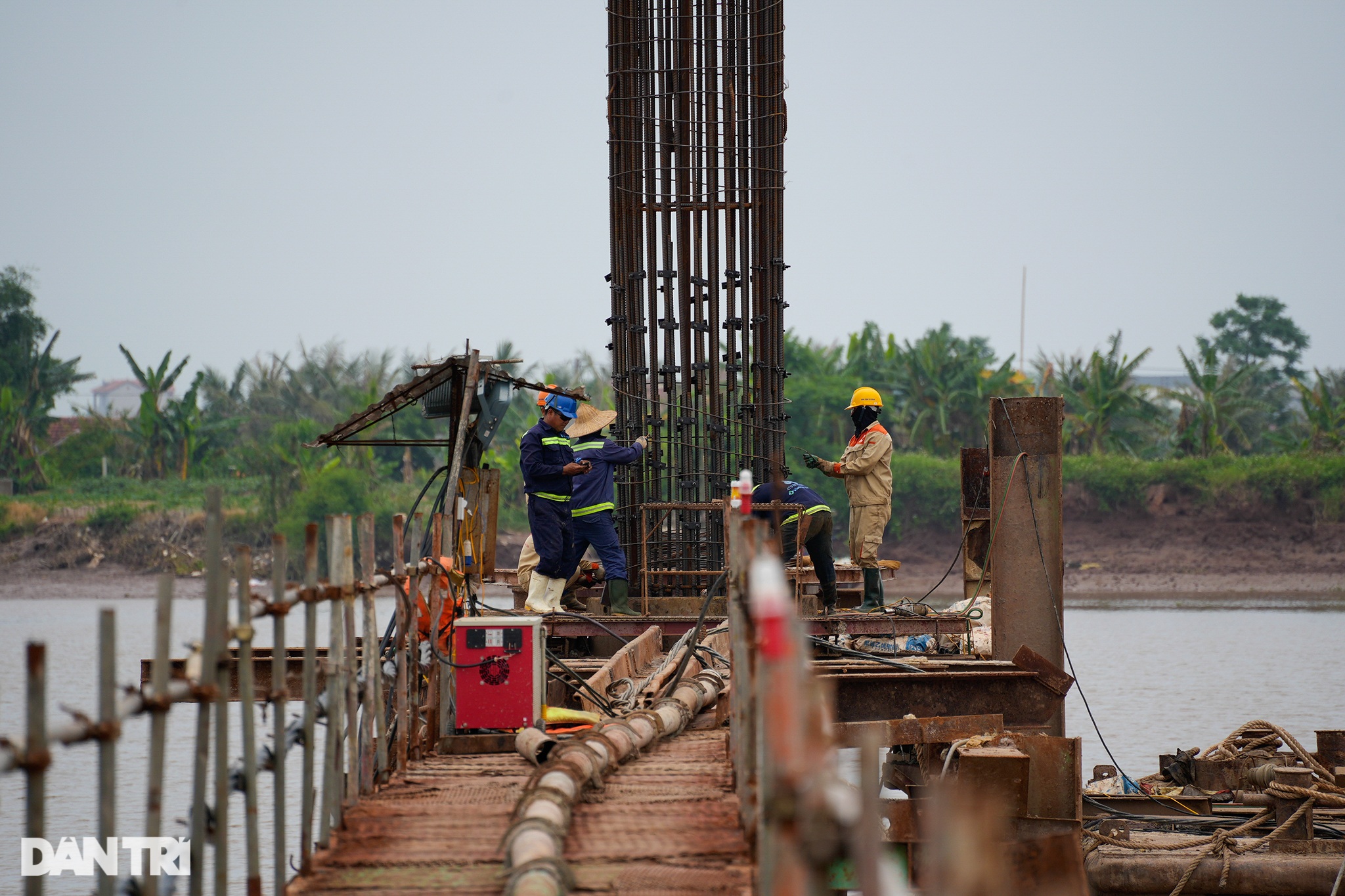 Đại công trường xây cầu vượt sông Đáy dài 1,2km nối Ninh Bình