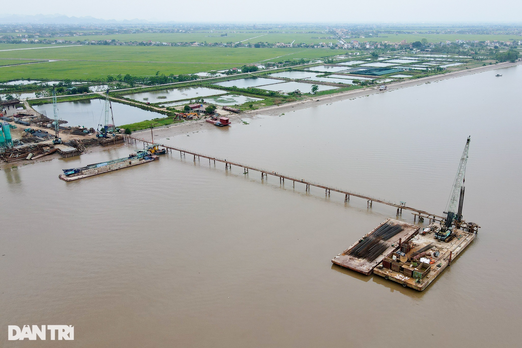 Đại công trường xây cầu vượt sông Đáy dài 1,2km nối Ninh Bình