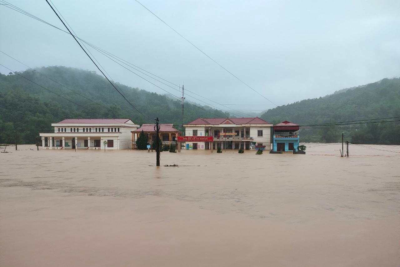 Lạng Sơn ngập sát mái nhà, tiếp tục mưa to 4 ngày tới - 1