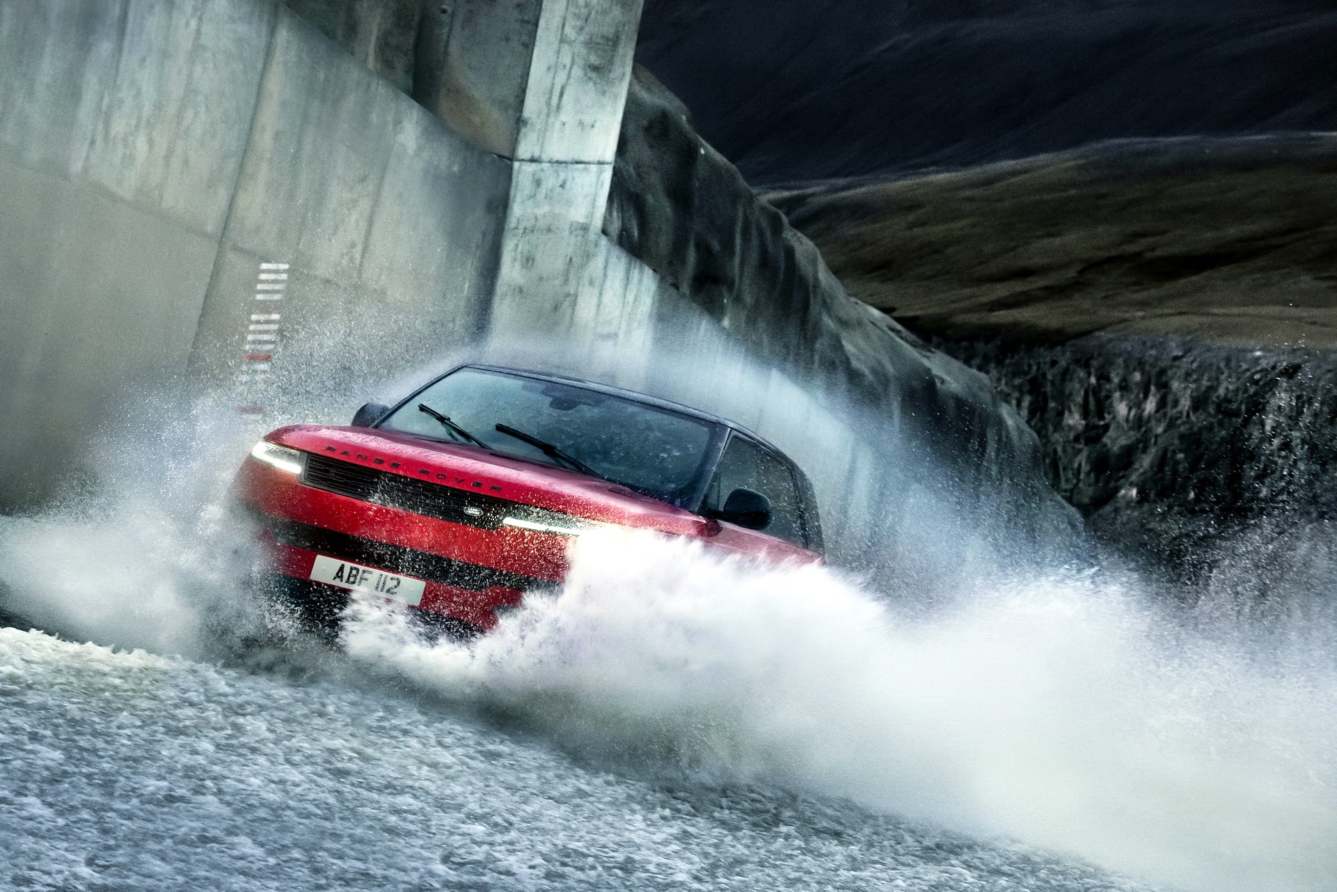 Range Rover Sport mới ra mắt bằng màn trình diễn ngoạn mục - 1 Range Rover Sport mới ra mắt bằng màn trình diễn ngoạn mục - 1