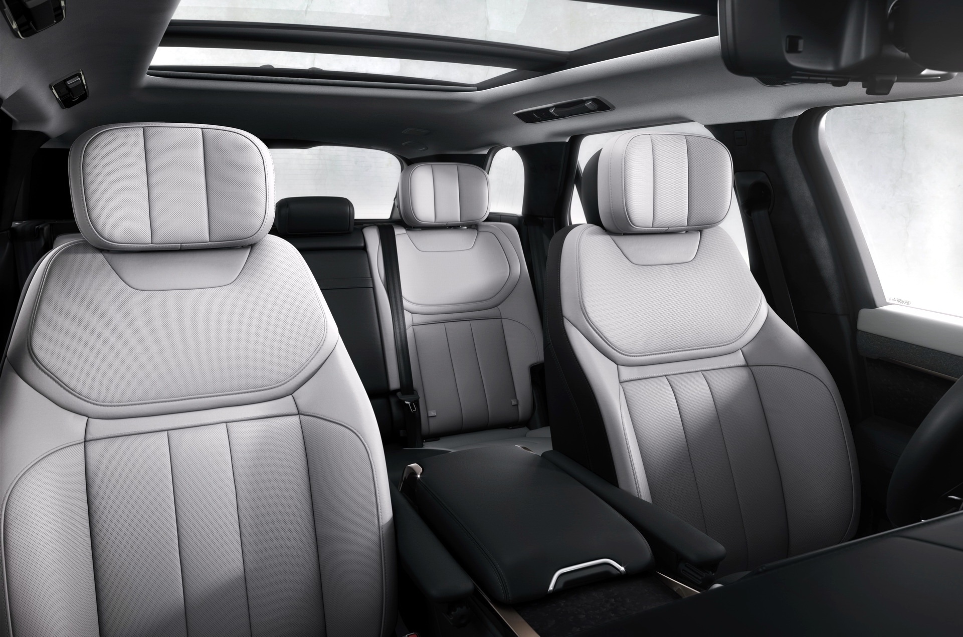 Range Rover Sport mới ra mắt bằng màn trình diễn ngoạn mục - 17