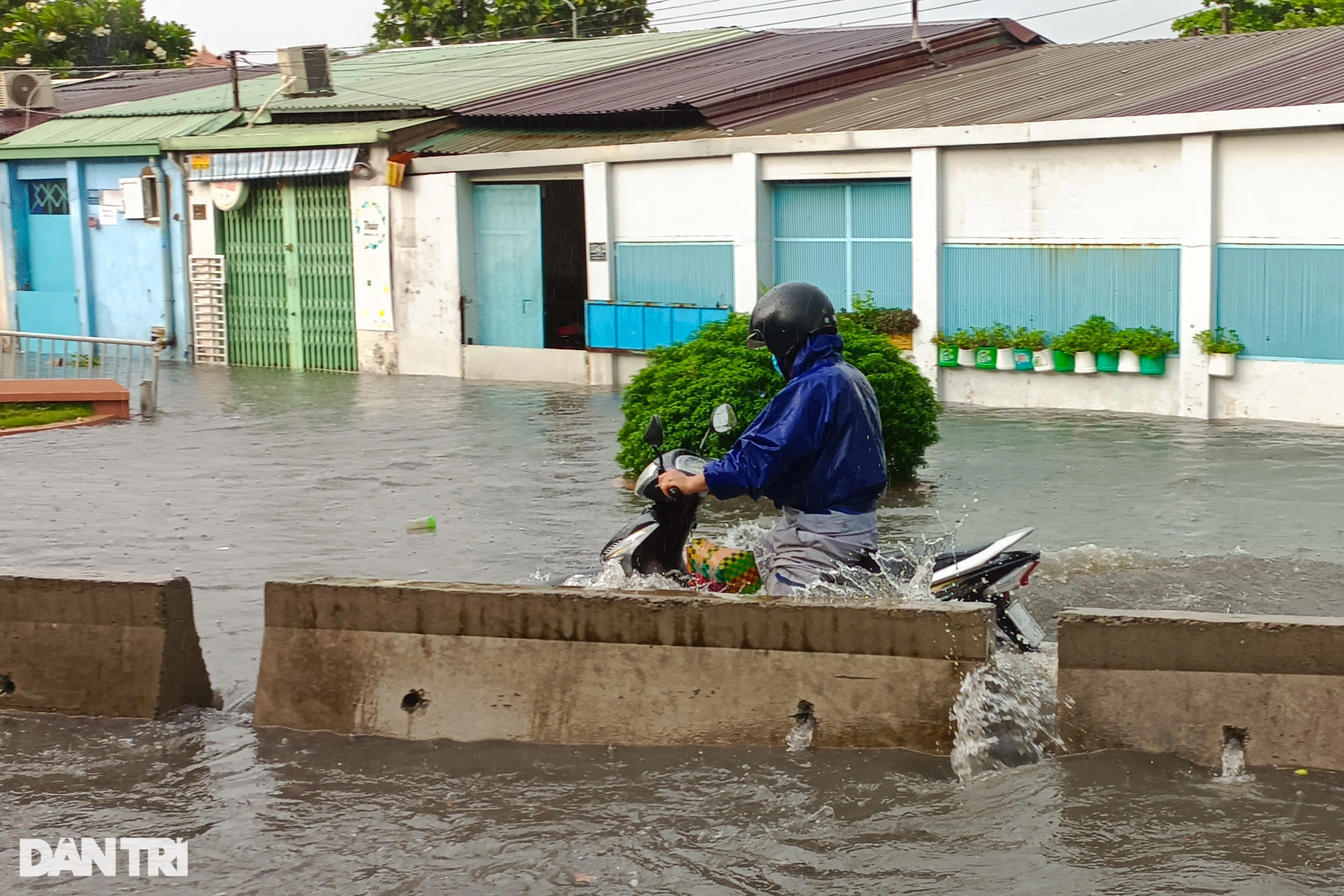 Nước ngập đến yên xe, người dân TPHCM chật vật trên đường về nhà - 1