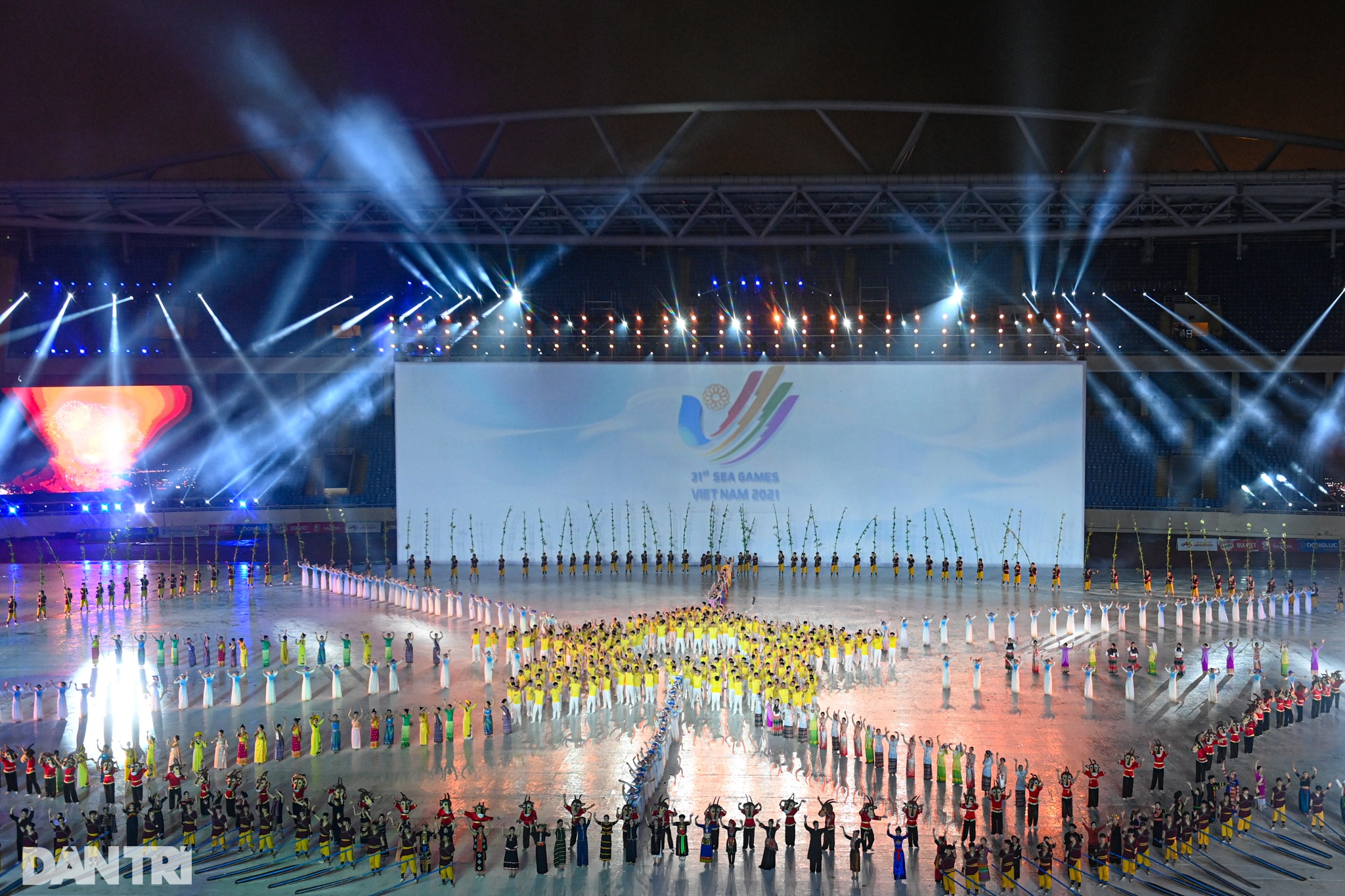 Toàn cảnh lễ khai mạc SEA Games 31: Rực rỡ chào mừng Đông Nam Á tỏa sáng - 1