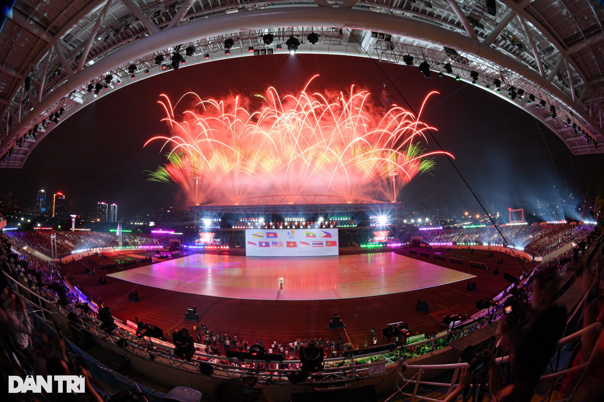 Toàn cảnh lễ khai mạc SEA Games 31: Rực rỡ chào mừng Đông Nam Á tỏa sáng - 20