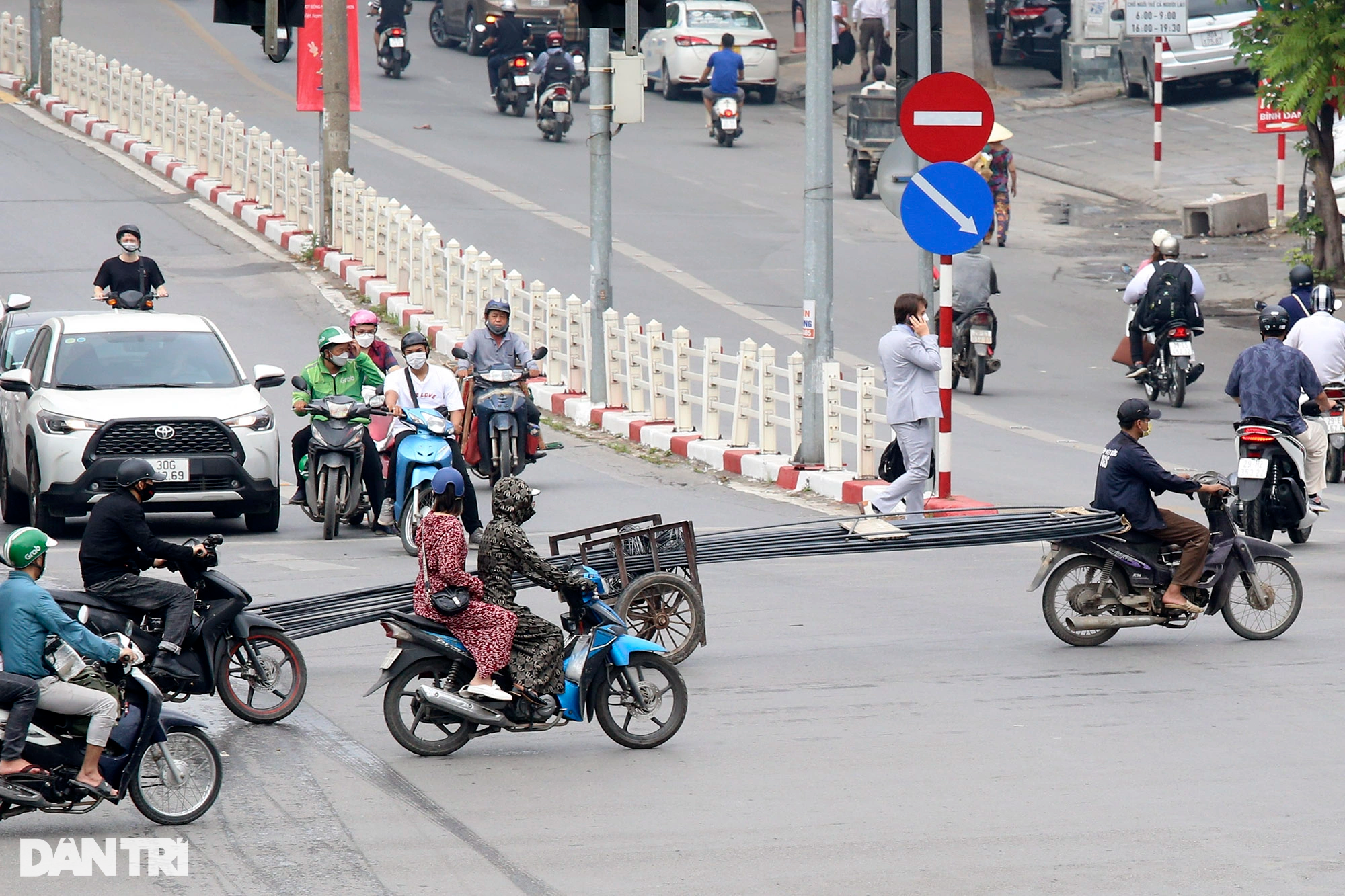 Xe ba gác, tự chế chở sắt dài nguy hiểm tung hoành trên đường phố Hà Nội - 1