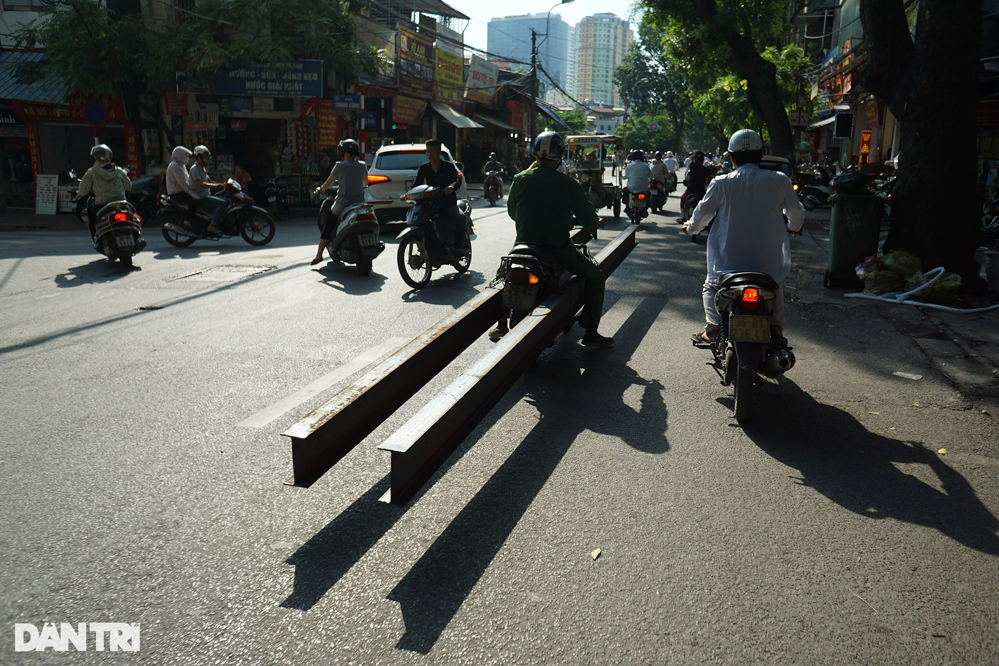 Xe ba gác, tự chế chở sắt dài nguy hiểm tung hoành trên đường phố Hà Nội - 11