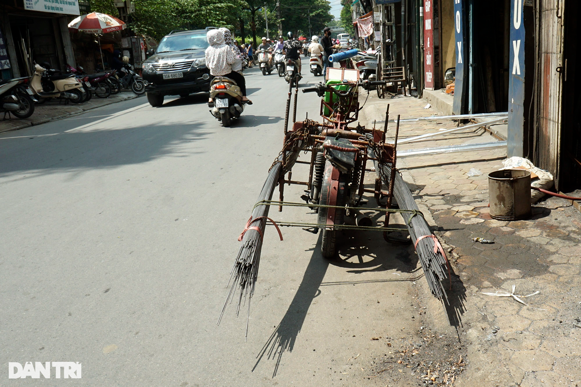 Xe ba gác, tự chế chở sắt dài nguy hiểm tung hoành trên đường phố Hà Nội - 5