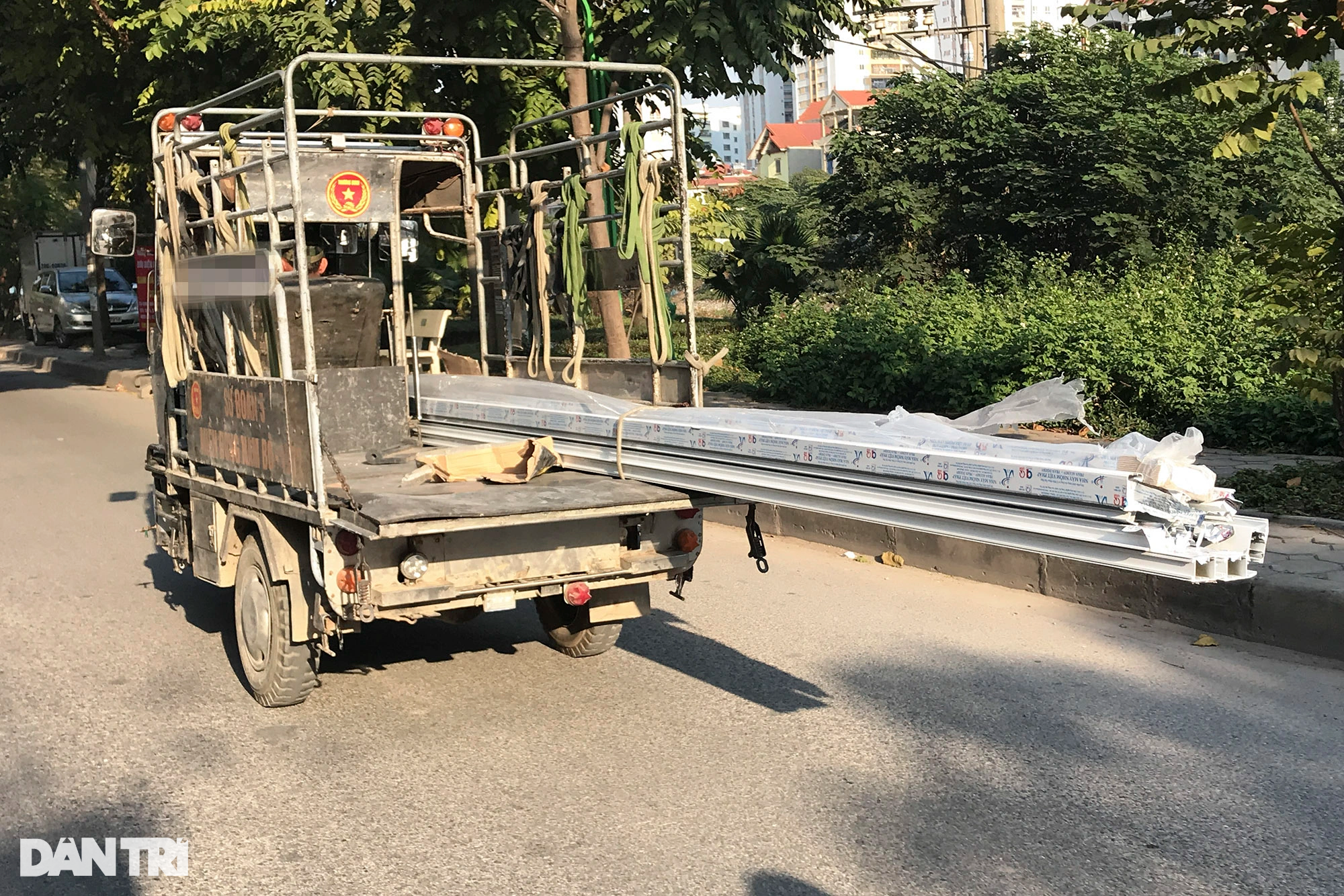 Xe ba gác, tự chế chở sắt dài nguy hiểm tung hoành trên đường phố Hà Nội - 12