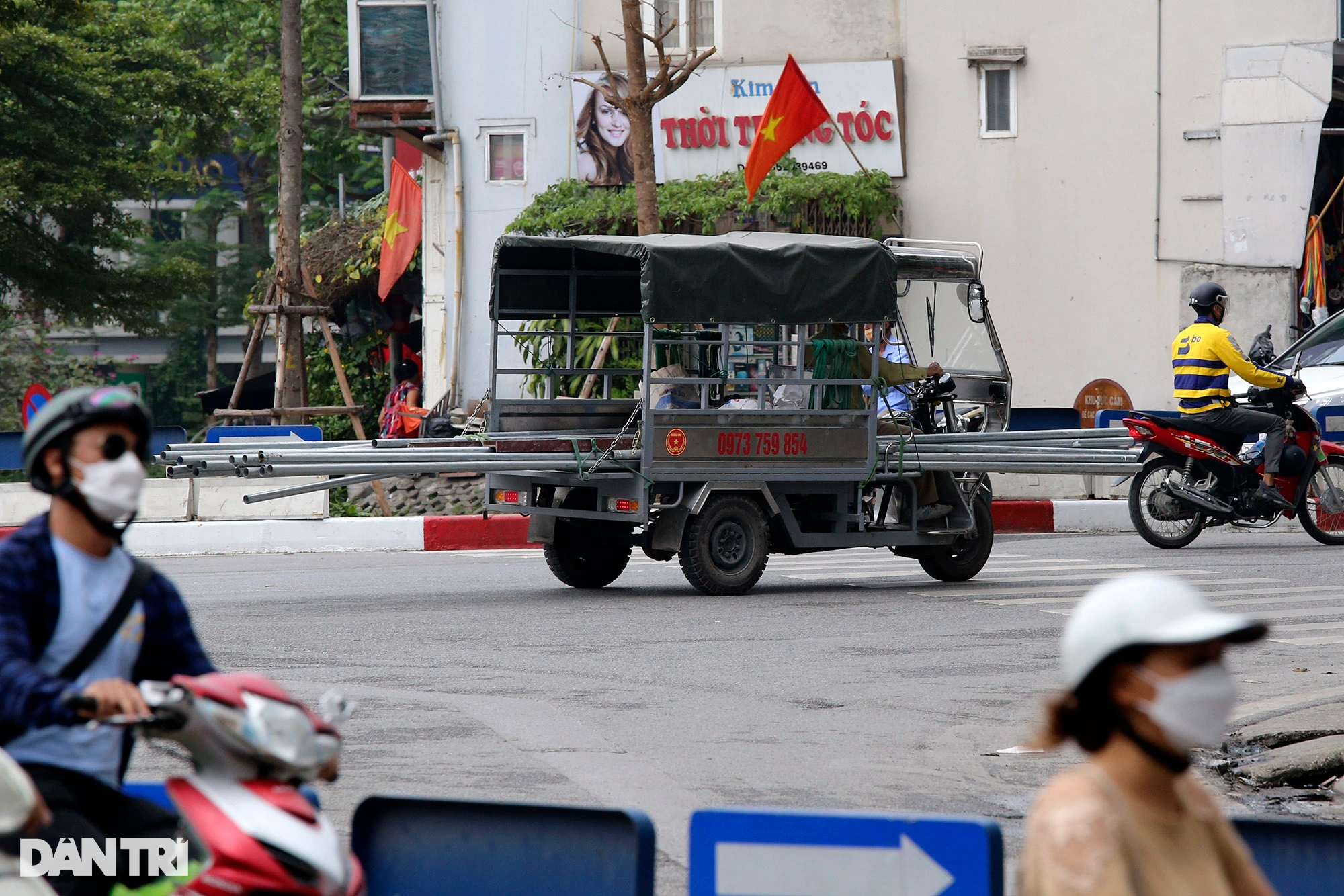Xe ba gác, tự chế chở sắt dài nguy hiểm tung hoành trên đường phố Hà Nội - 2