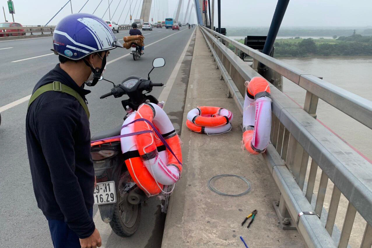 Lắp nhiều phao cứu sinh trên các cây cầu bắc qua sông Hồng ở Hà Nội - 4