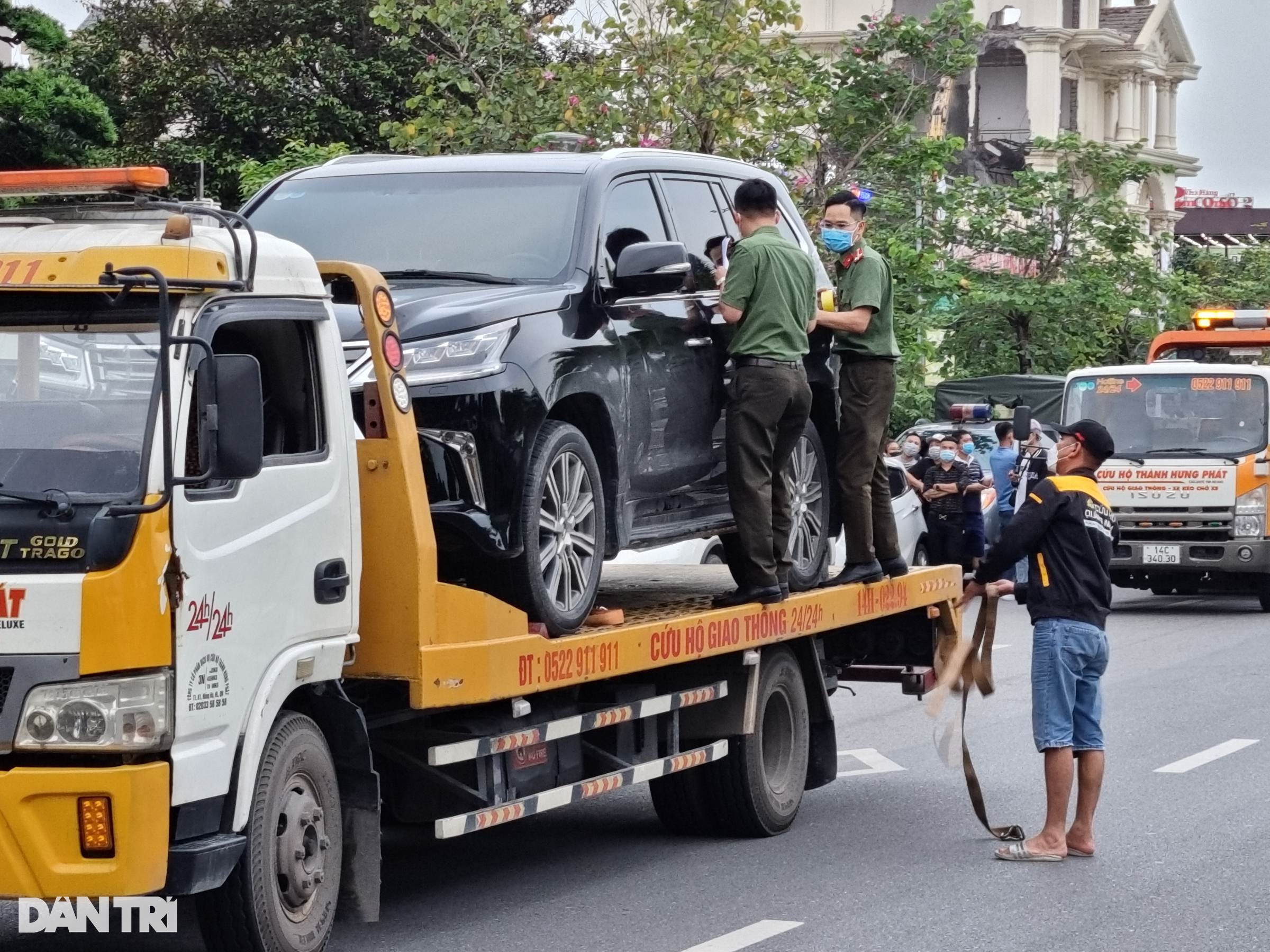 Chiếc Lexus 570 đang được lực lượng chức năng niêm phong trên xe cứu hộ (Ảnh: Hải Sâm).