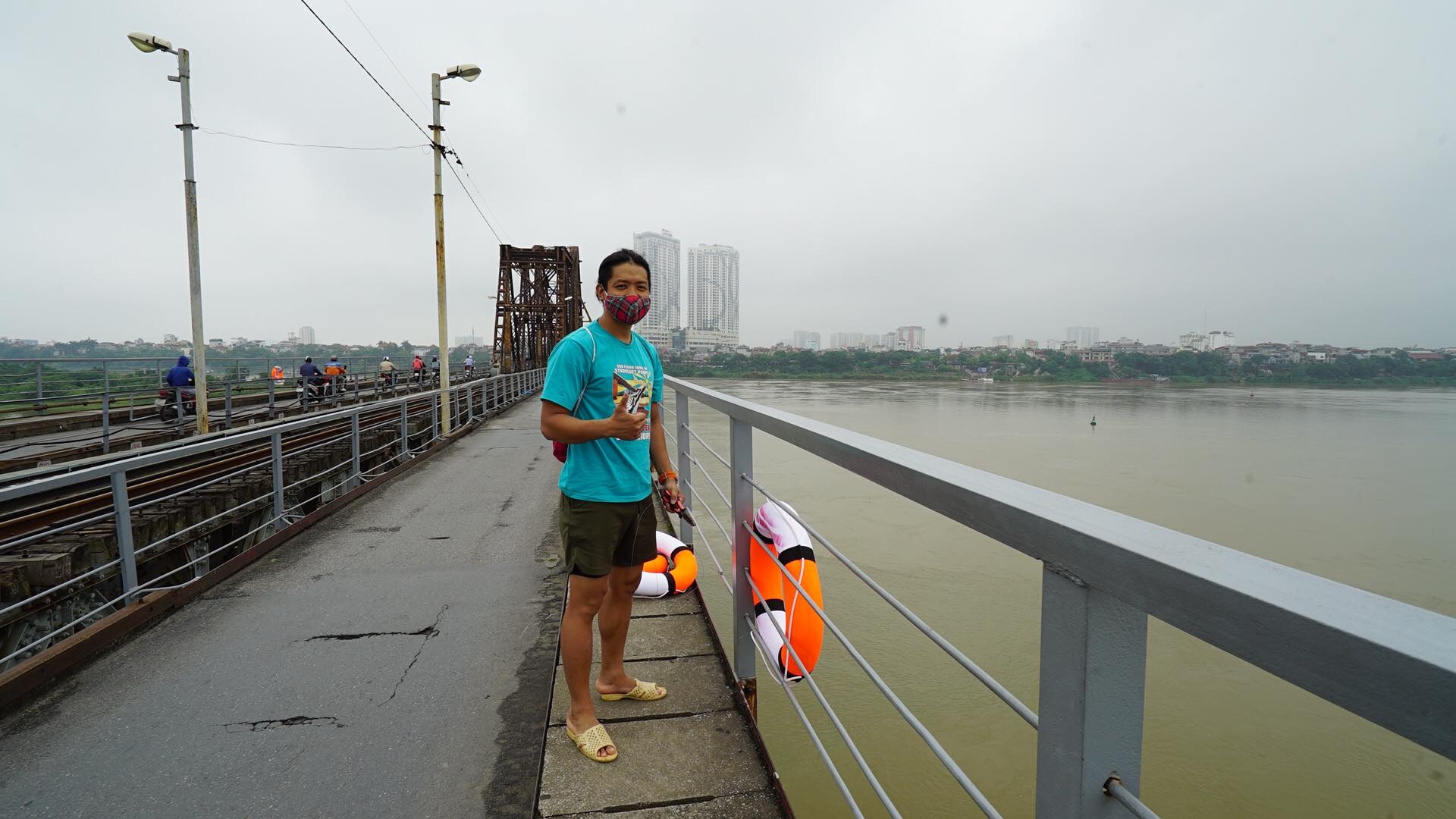 Lắp nhiều phao cứu sinh trên các cây cầu bắc qua sông Hồng ở Hà Nội - 2