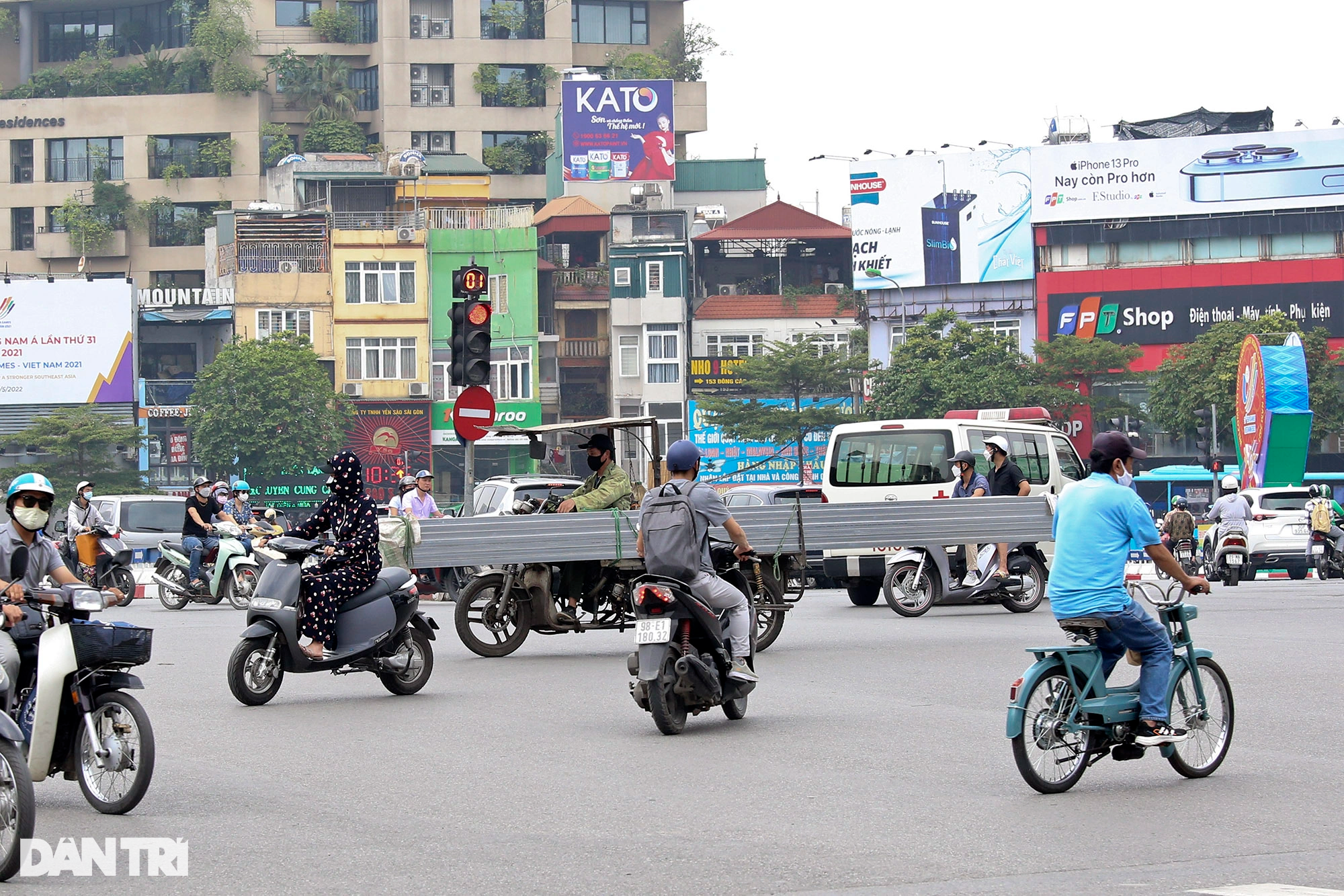Xe ba gác, tự chế chở sắt dài nguy hiểm tung hoành trên đường phố Hà Nội - 3