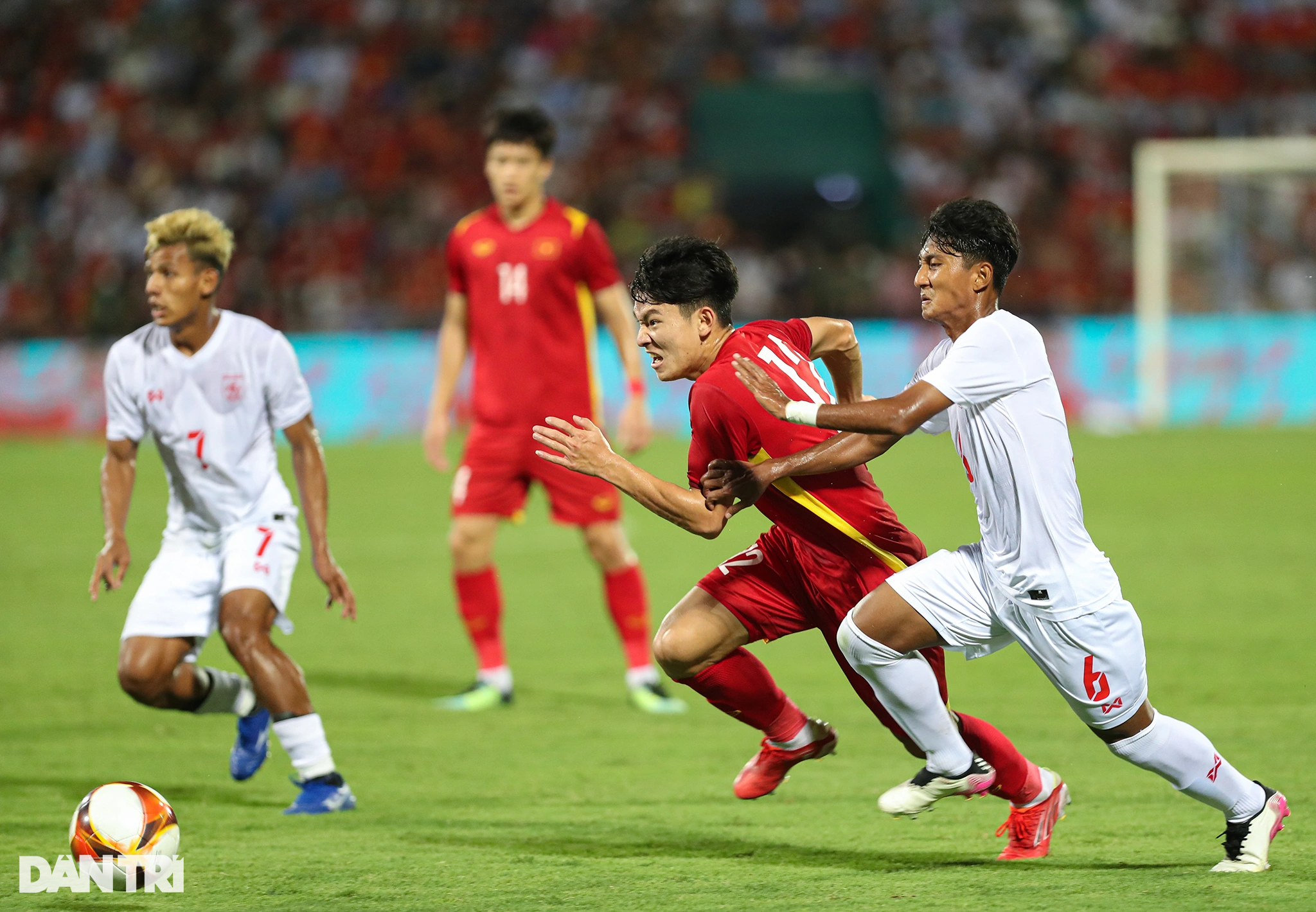 U23 Việt Nam thủy chiến đánh bại U23 Myanmar, dẫn đầu bảng A ở SEA Games - 11