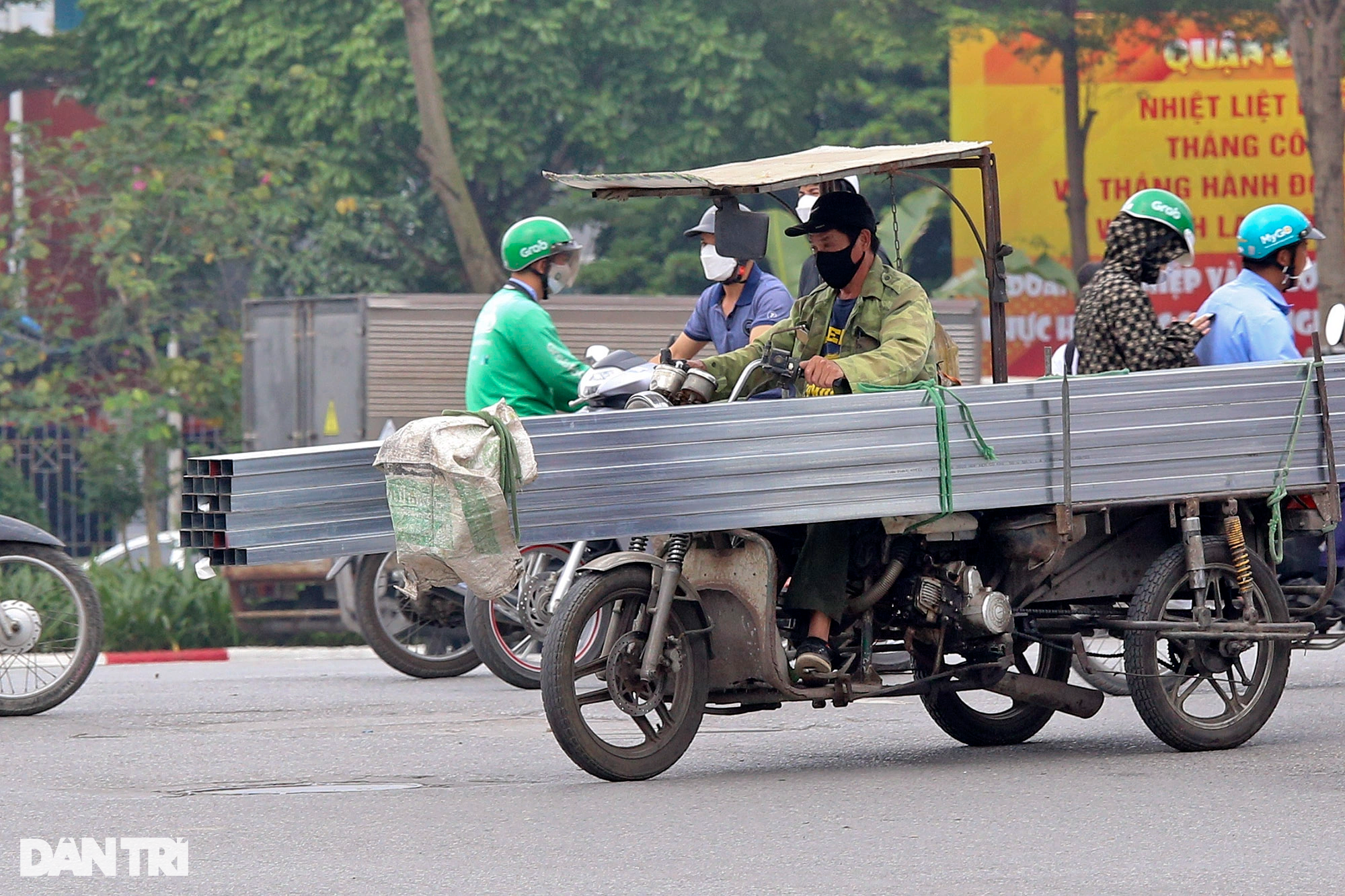 Xe ba gác, tự chế chở sắt dài nguy hiểm tung hoành trên đường phố Hà Nội - 4