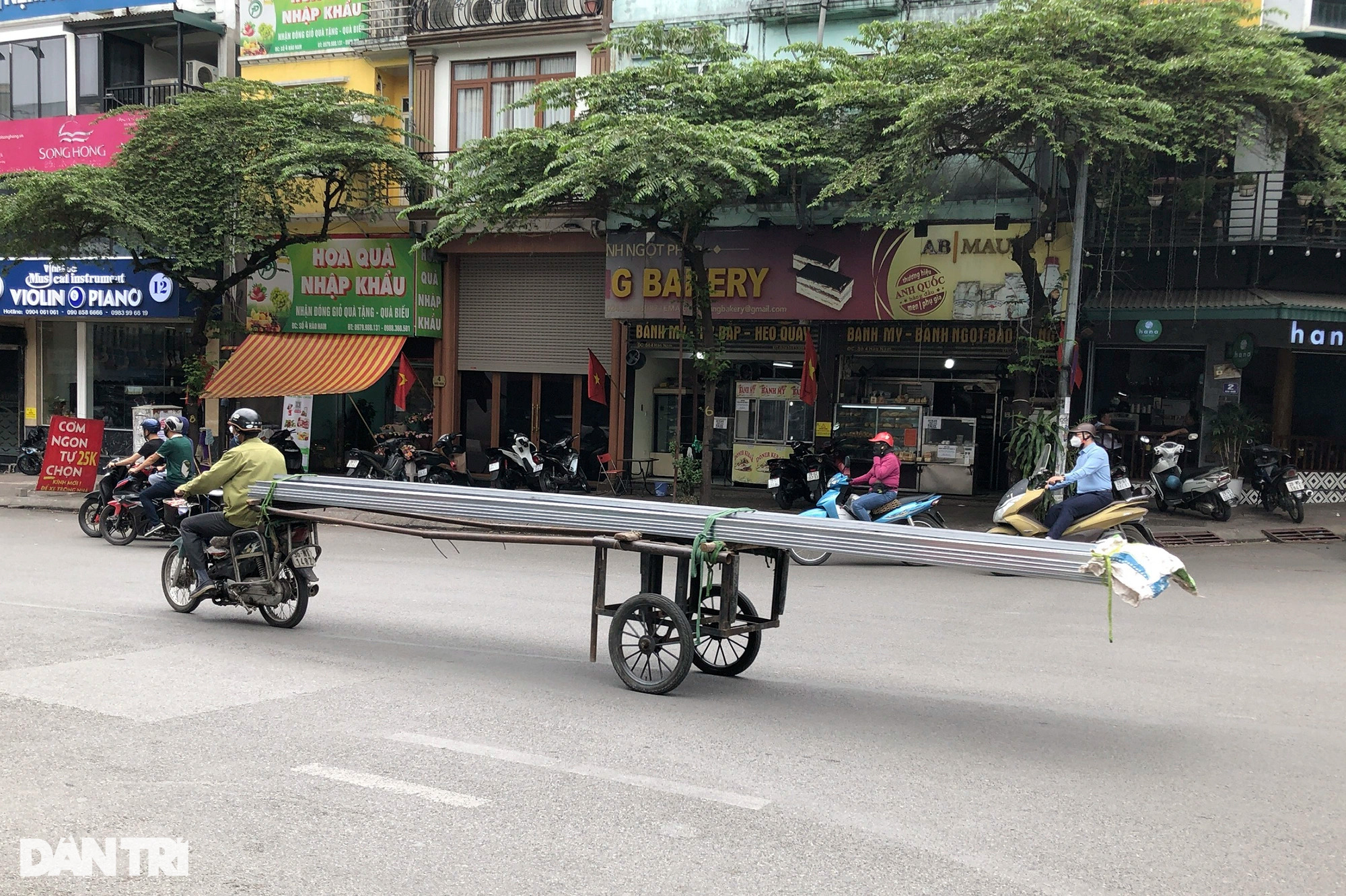 Xe ba gác, tự chế chở sắt dài nguy hiểm tung hoành trên đường phố Hà Nội - 6