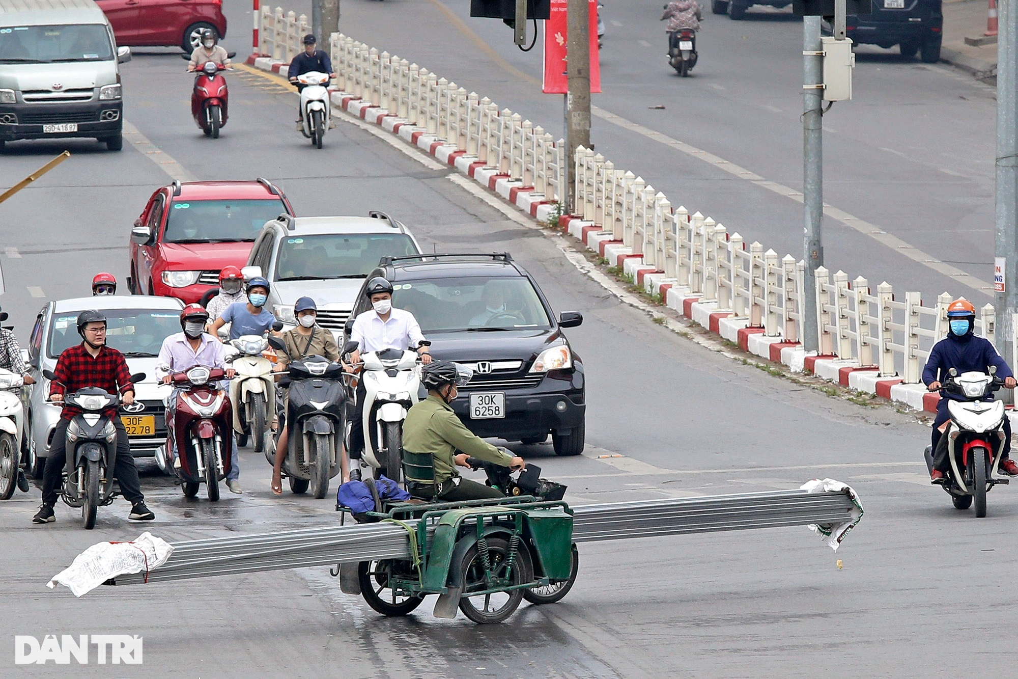 Xe ba gác, tự chế chở sắt dài nguy hiểm tung hoành trên đường phố Hà Nội - 7