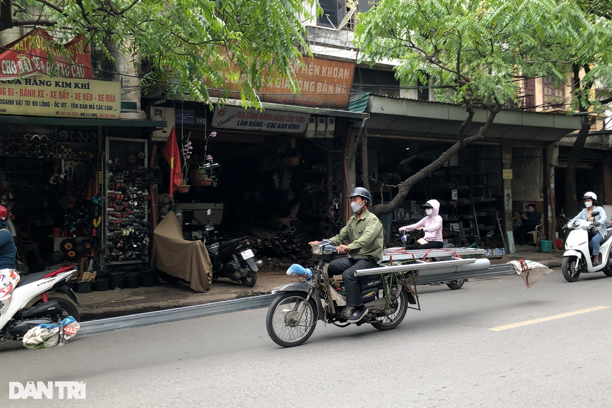 Xe ba gác, tự chế chở sắt dài nguy hiểm tung hoành trên đường phố Hà Nội - 8