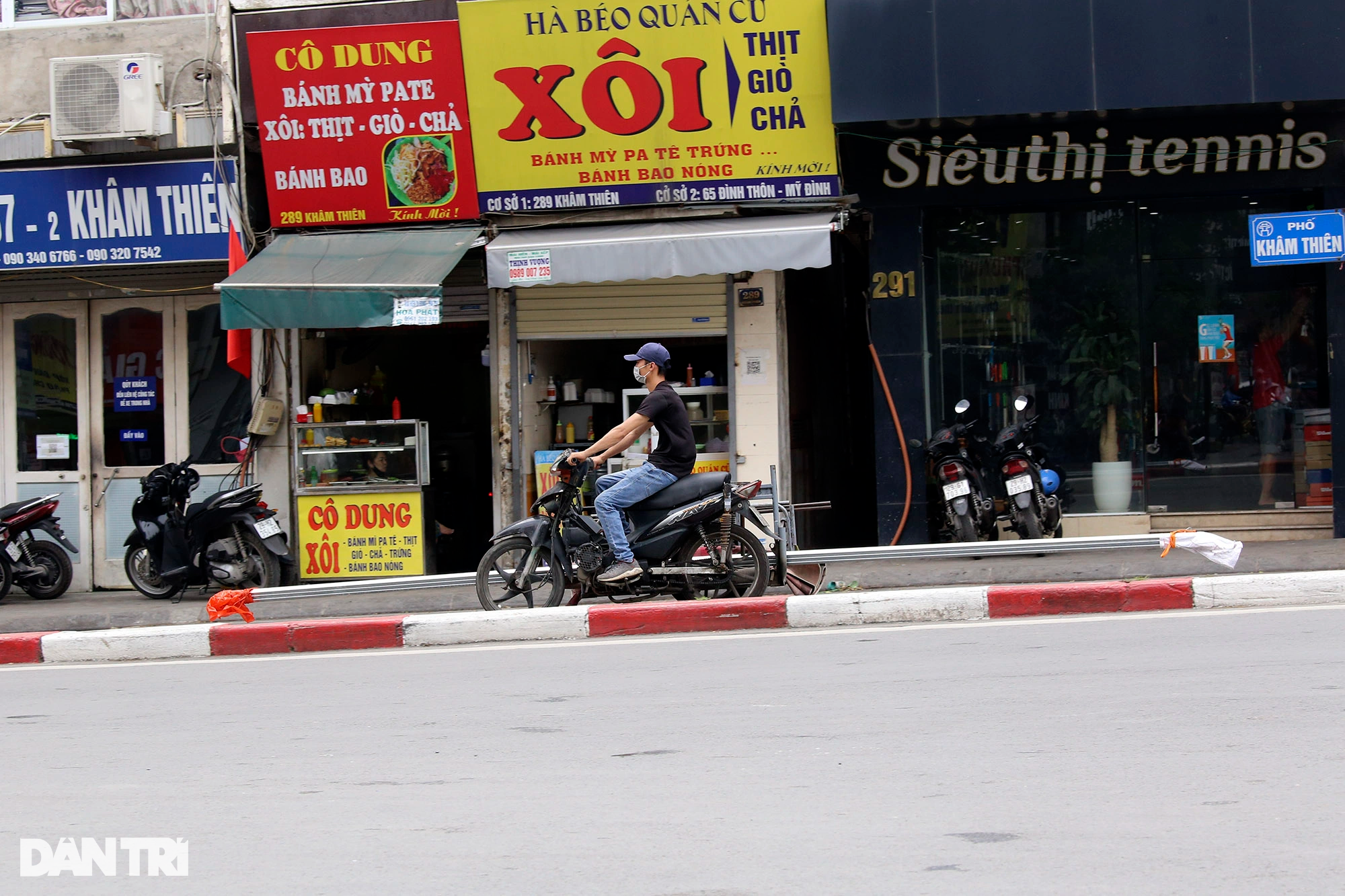 Xe ba gác, tự chế chở sắt dài nguy hiểm tung hoành trên đường phố Hà Nội - 9