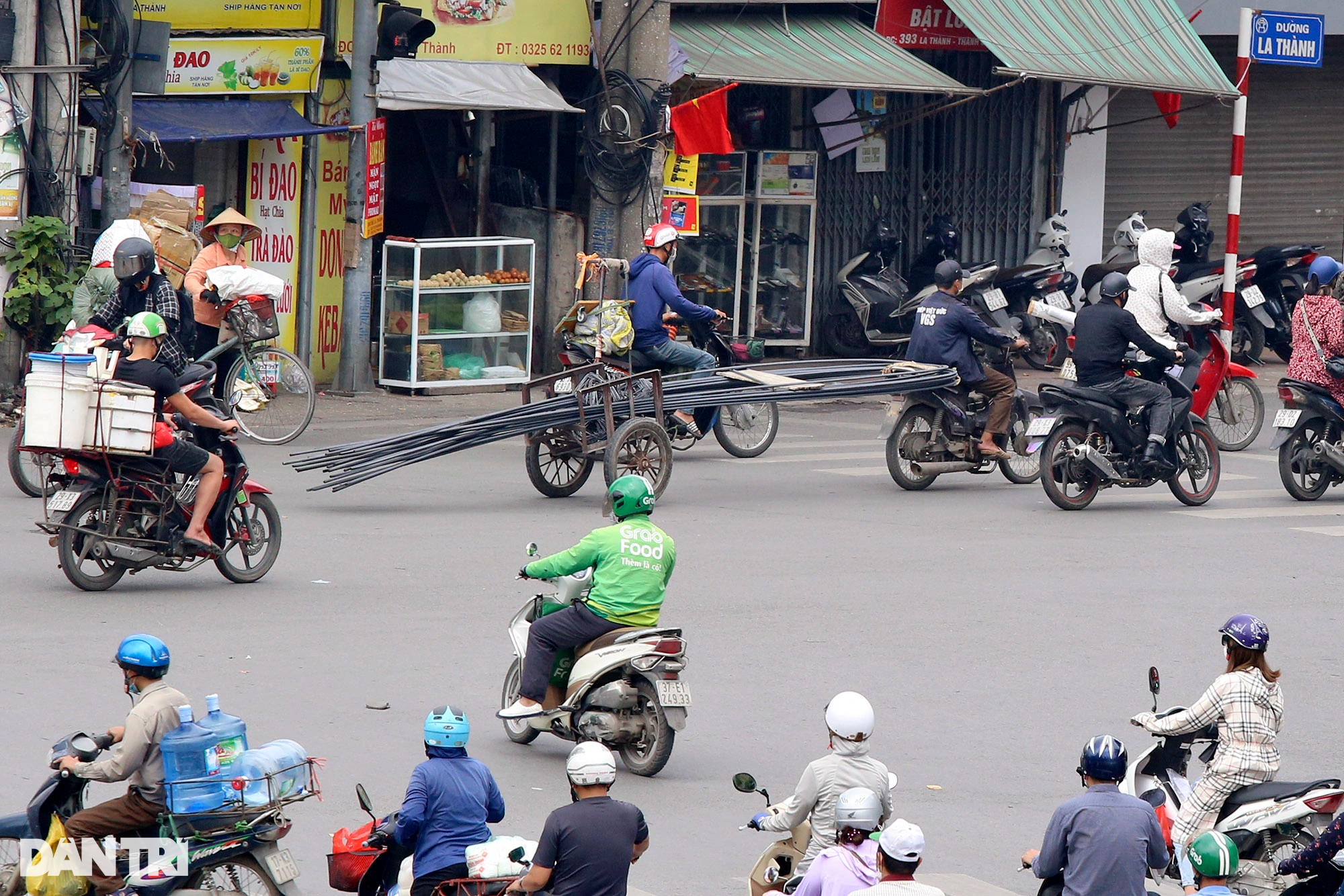 Xe ba gác, tự chế chở sắt dài nguy hiểm tung hoành trên đường phố Hà Nội - 10