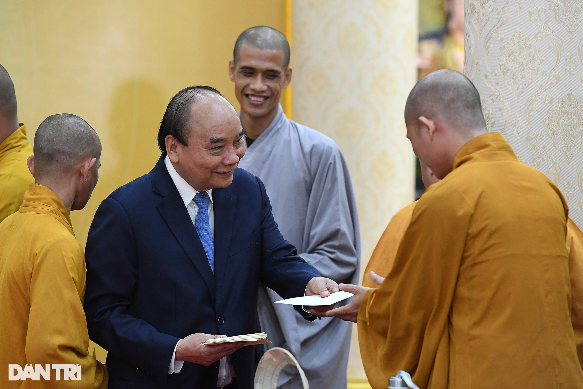 Chủ tịch nước Nguyễn Xuân Phúc chúc mừng Đại lễ Phật đản tại TPHCM - 8