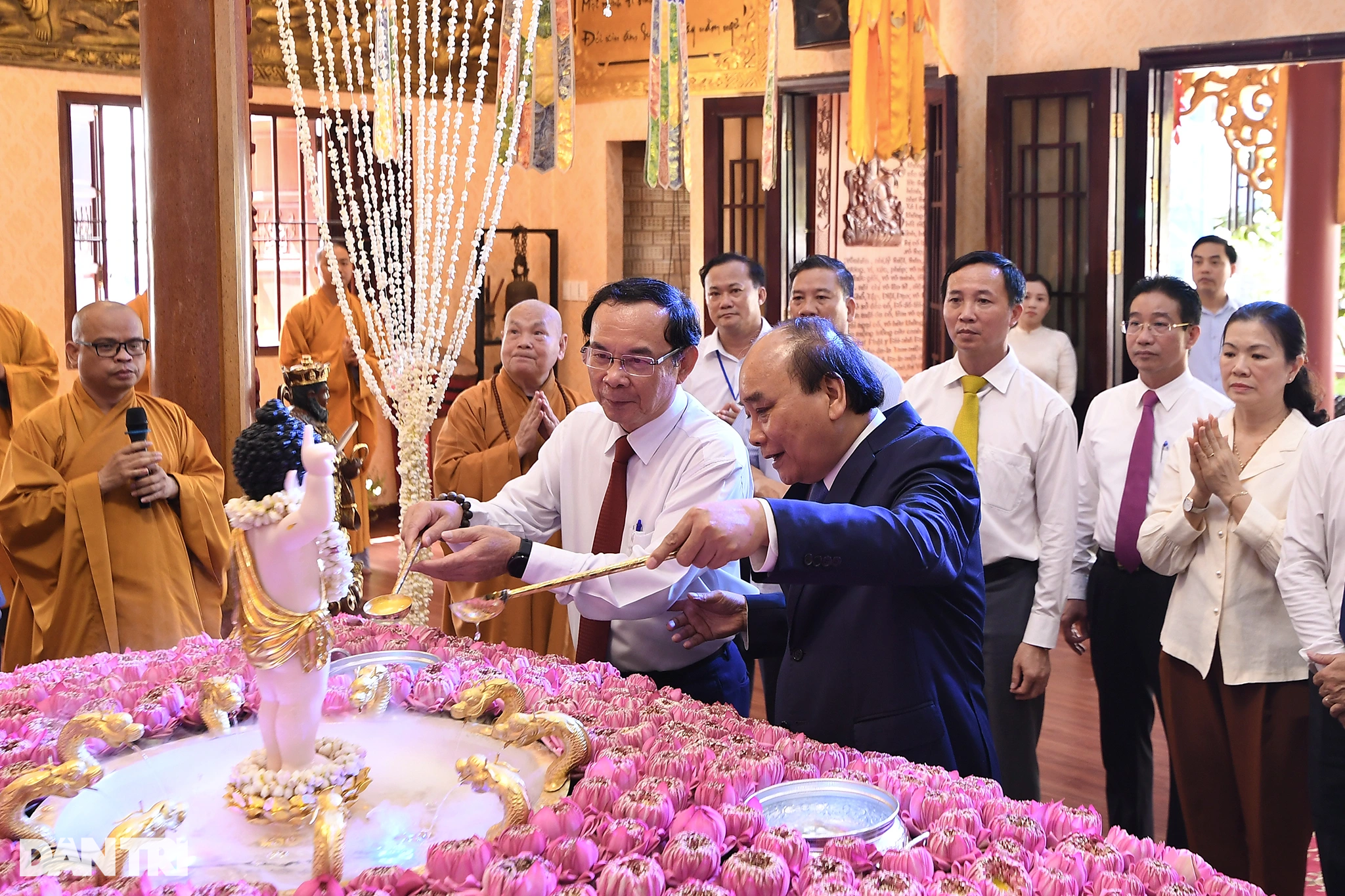 Chủ tịch nước Nguyễn Xuân Phúc chúc mừng Đại lễ Phật đản tại TPHCM - 9