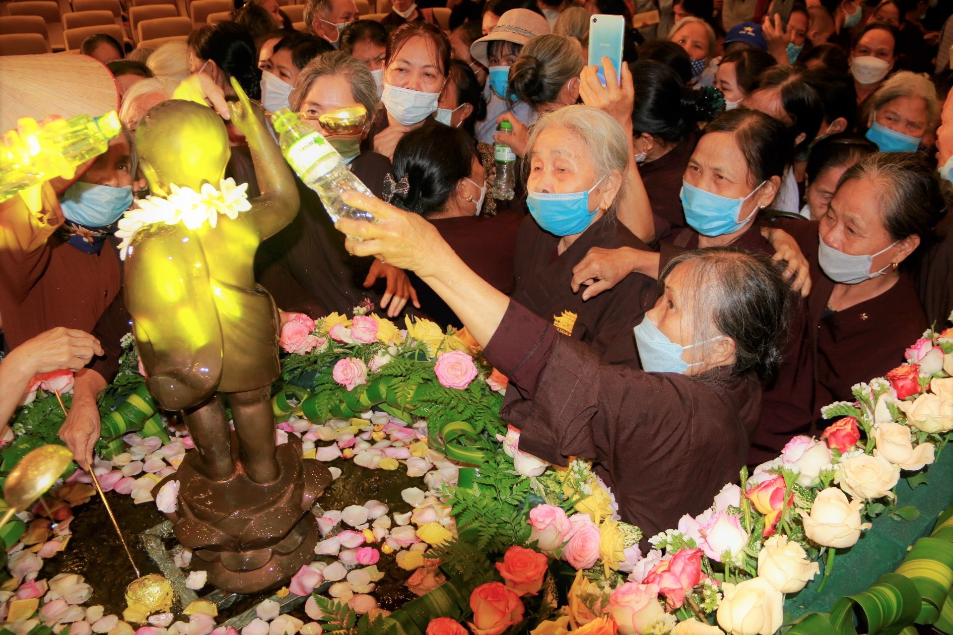 Hàng nghìn người đổ về ngôi chùa lớn nhất Việt Nam làm lễ Phật đản  - 15