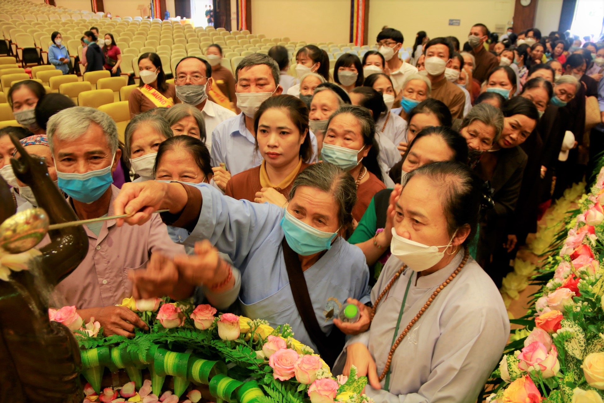 Hàng nghìn người đổ về ngôi chùa lớn nhất Việt Nam làm lễ Phật đản  - 14