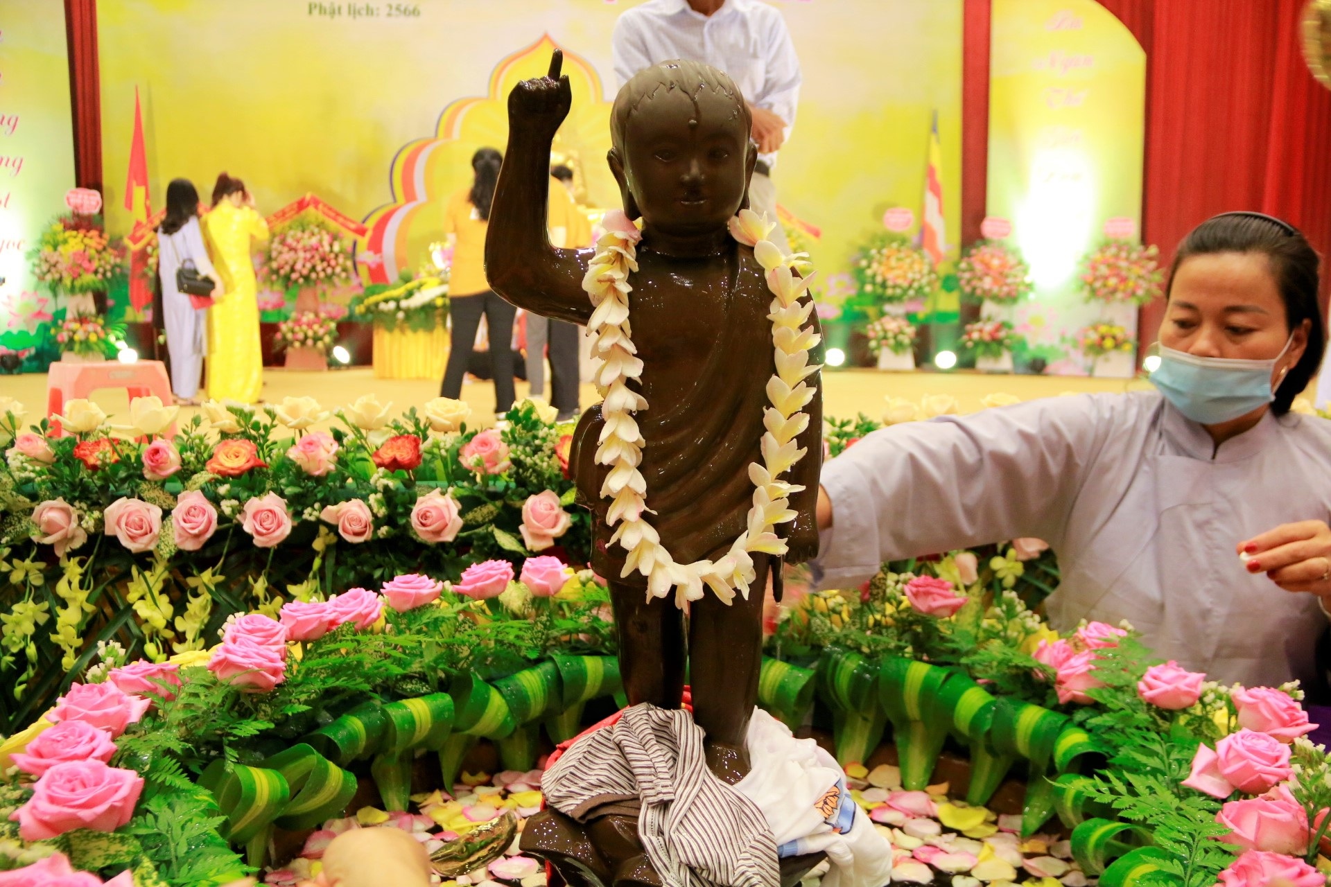 Hàng nghìn người đổ về ngôi chùa lớn nhất Việt Nam làm lễ Phật đản  - 12