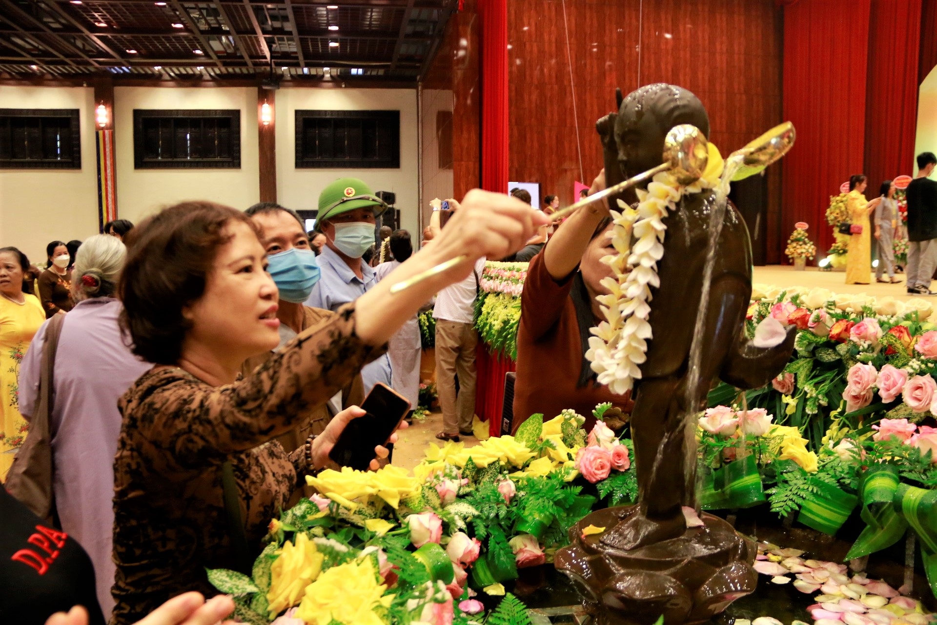 Hàng nghìn người đổ về ngôi chùa lớn nhất Việt Nam làm lễ Phật đản  - 13