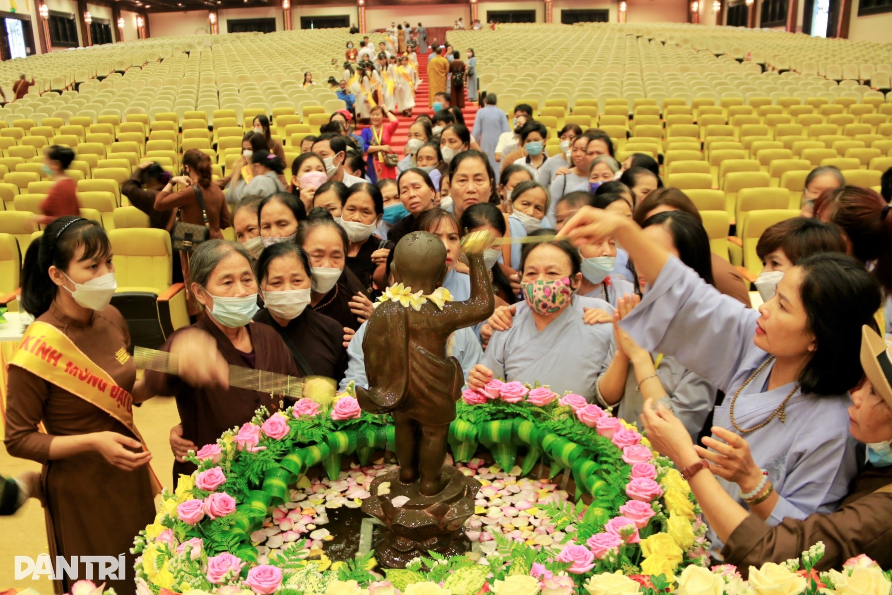 Hàng nghìn người đổ về ngôi chùa lớn nhất Việt Nam làm lễ Phật đản - 7 Hàng nghìn người đổ về ngôi chùa lớn nhất Việt Nam làm lễ Phật đản - 7
