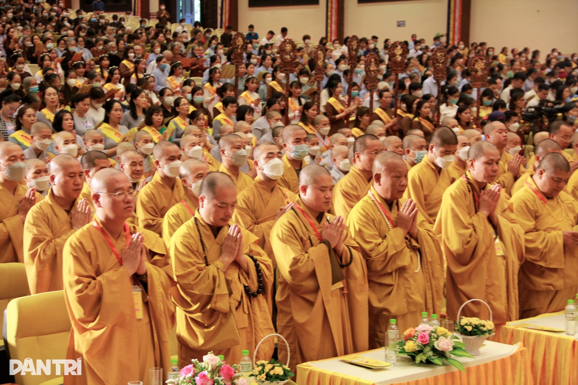 Hàng nghìn người đổ về ngôi chùa lớn nhất Việt Nam làm lễ Phật đản - 1 Hàng nghìn người đổ về ngôi chùa lớn nhất Việt Nam làm lễ Phật đản - 1