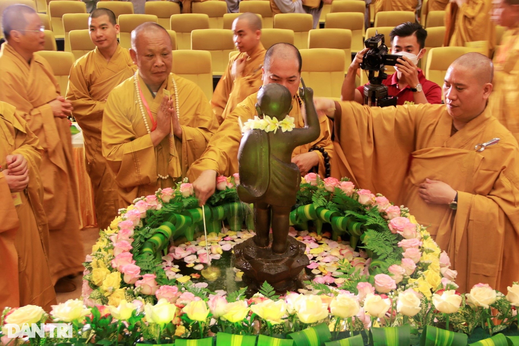 Hàng nghìn người đổ về ngôi chùa lớn nhất Việt Nam làm lễ Phật đản  - 6
