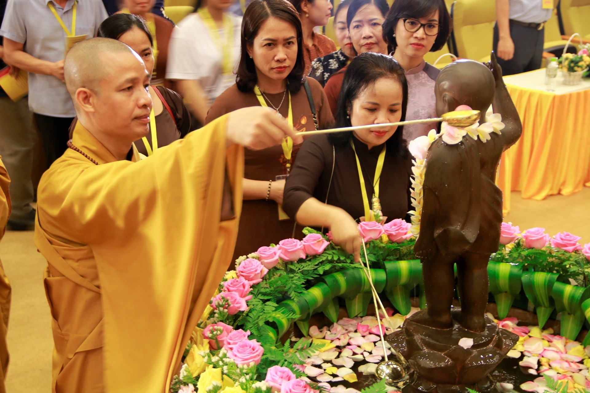 Hàng nghìn người đổ về ngôi chùa lớn nhất Việt Nam làm lễ Phật đản  - 8