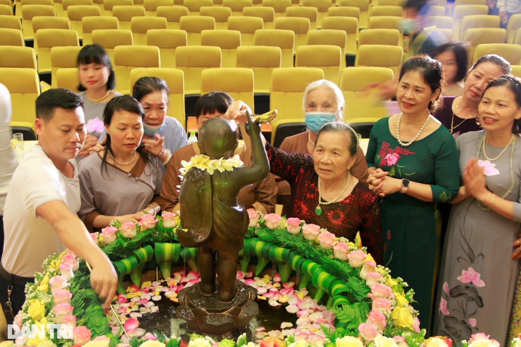 Hàng nghìn người đổ về ngôi chùa lớn nhất Việt Nam làm lễ Phật đản  - 11