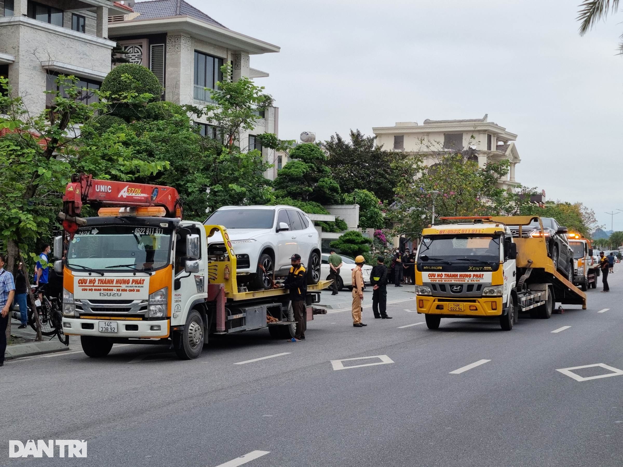 4 chiếc xe cứu hộ được điều đến hiện trường (Ảnh: An Nhiên).