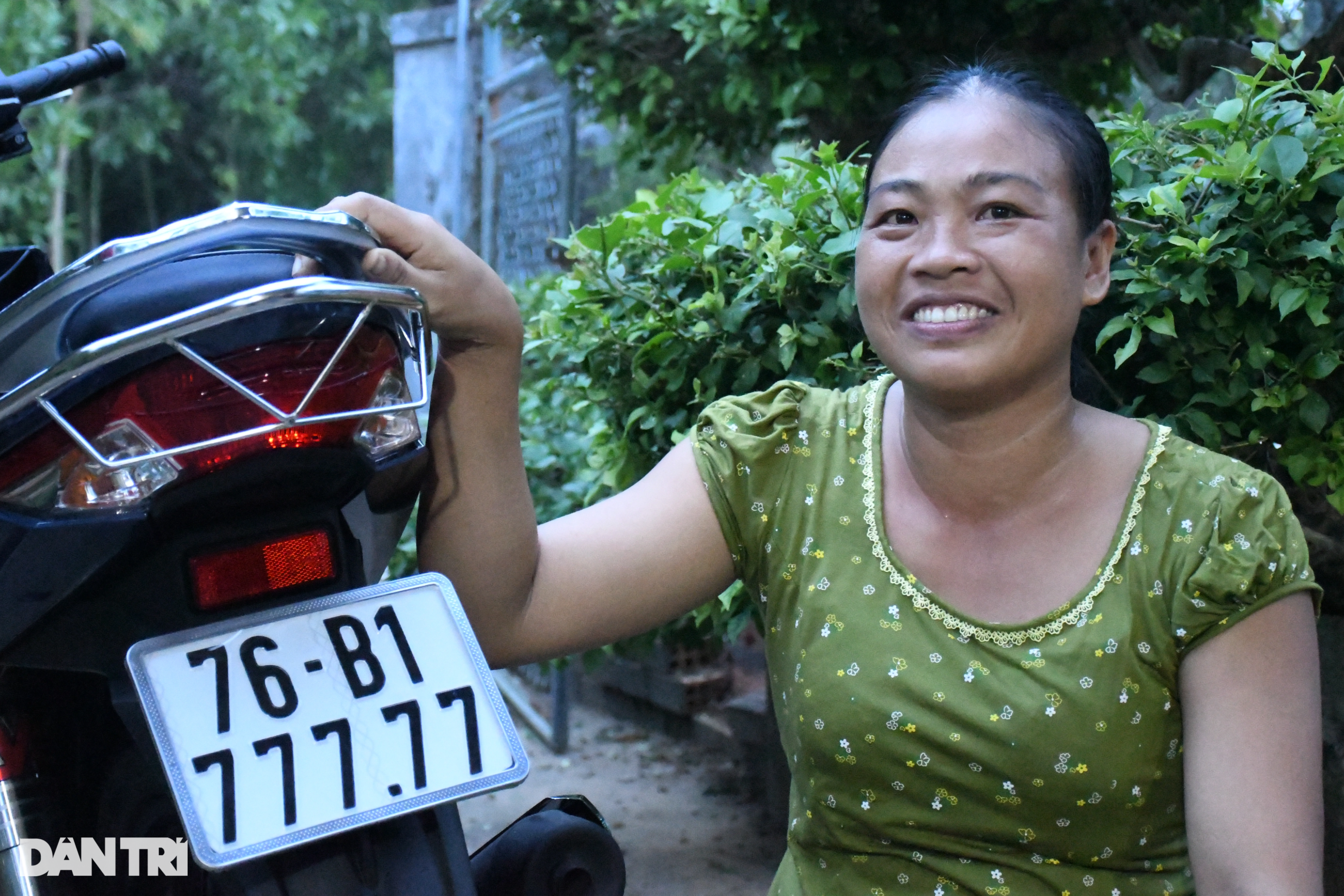 Người phụ nữ sở hữu xe máy biển ngũ quý 7, trả giá 200 triệu đồng không bán - 1