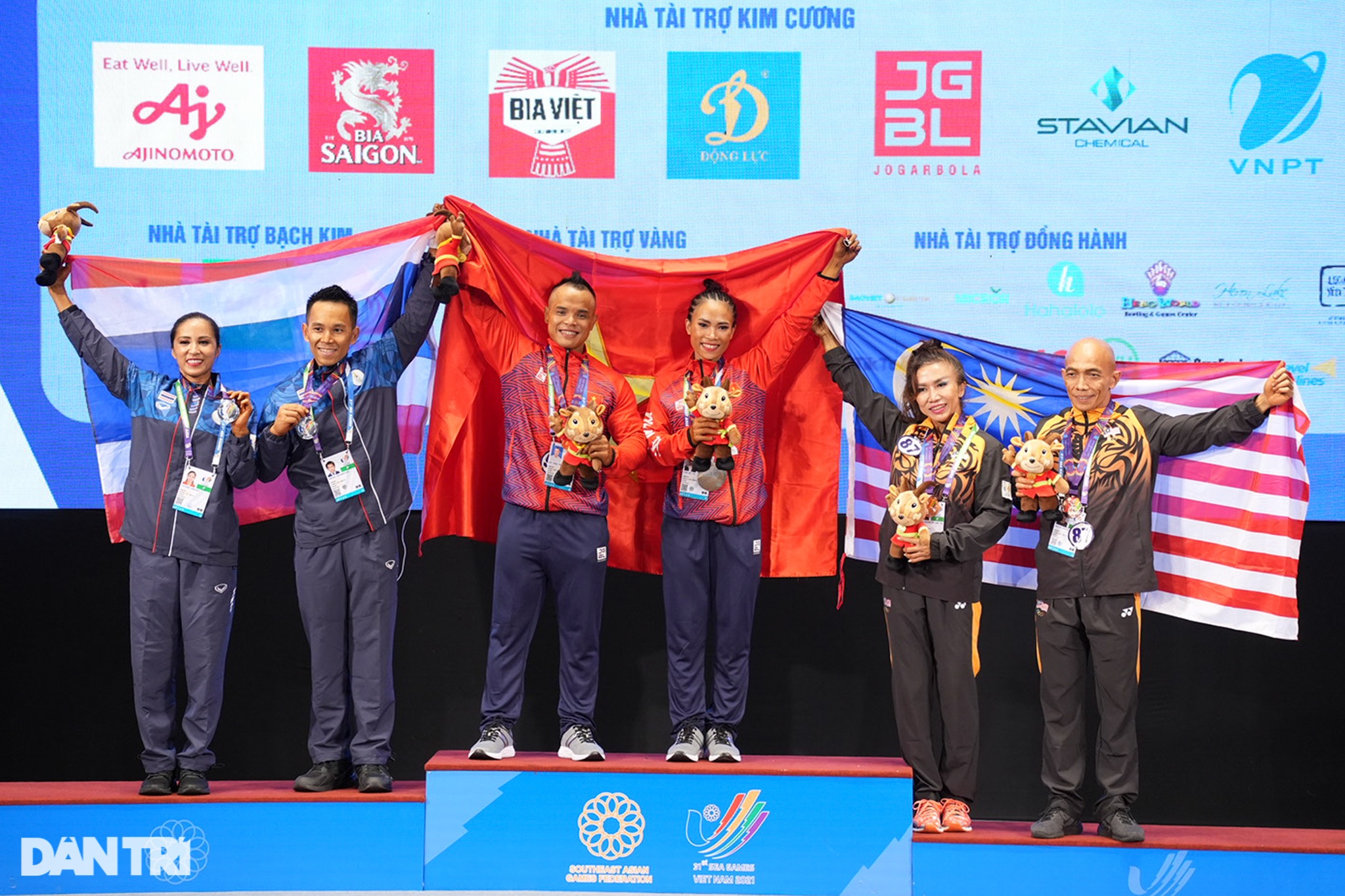 Mãn nhãn màn trình diễn của các nữ lực sĩ giành HCV tại SEA Games 31 - 19