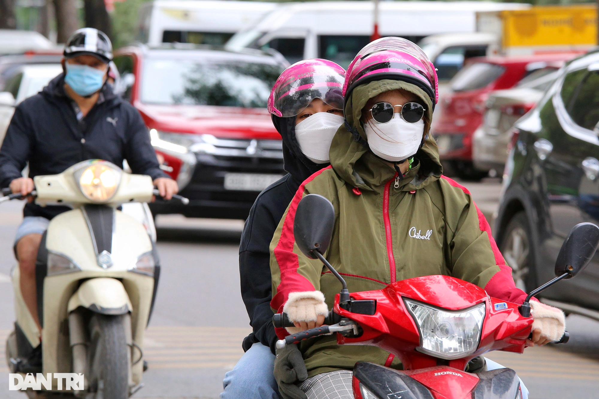 Người d&acirc;n mặc &aacute;o phao ra đường giữa th&aacute;ng 5 m&ugrave;a hoa phượng nở đỏ rực - Ảnh 4.