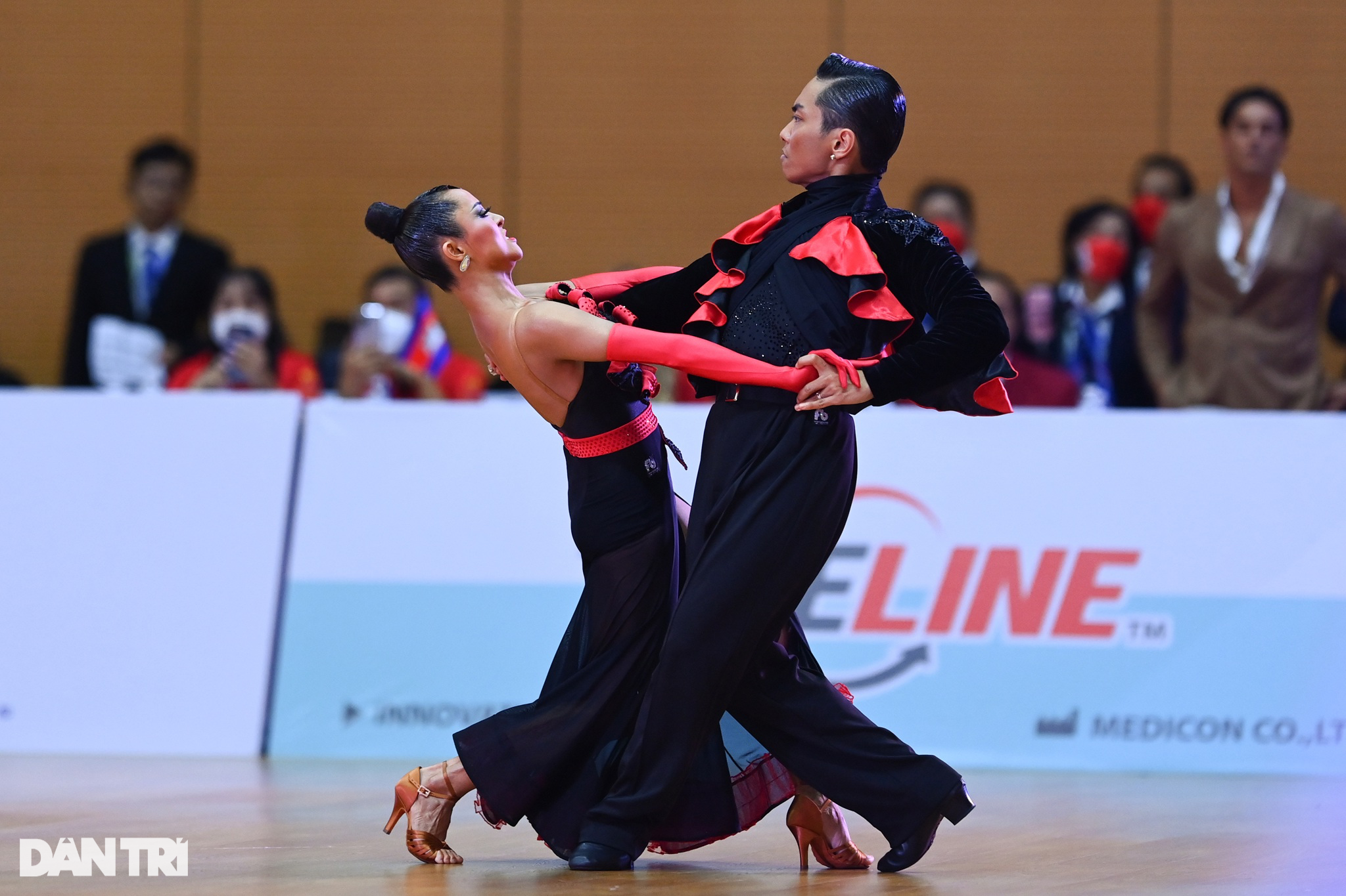 Ngắm màn khiêu vũ bốc lửa của 2 đôi VĐV Việt Nam giành 5 HCV Dance Sport - 1