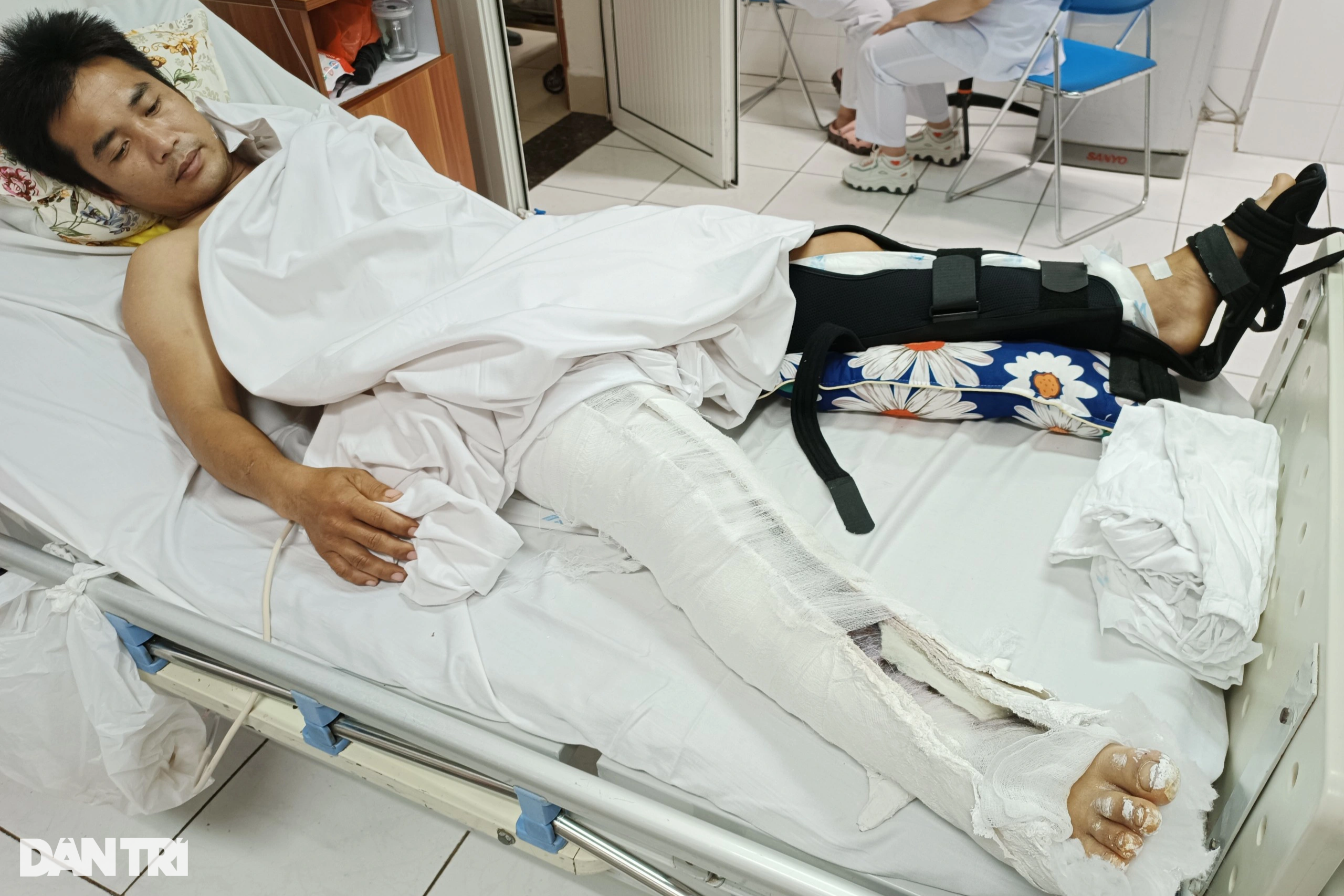 Cha gặp nạn nguy cơ tàn phế, 4 con thơ đói khát, hoảng loạn - 4